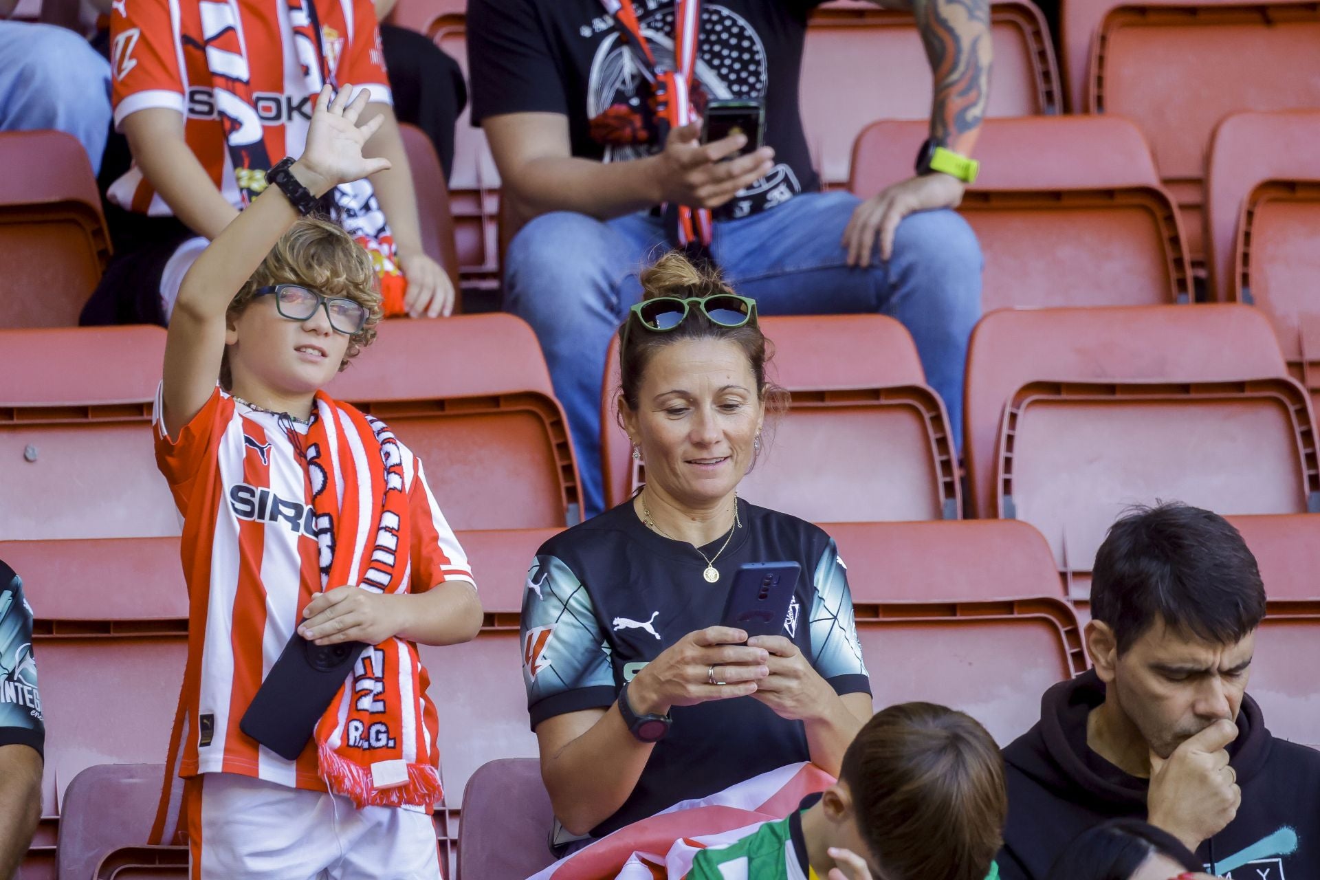 ¿Estuviste viendo el Sporting de Gijón - Racing de Santander? ¡Búscate en las fotos de El Molinón!