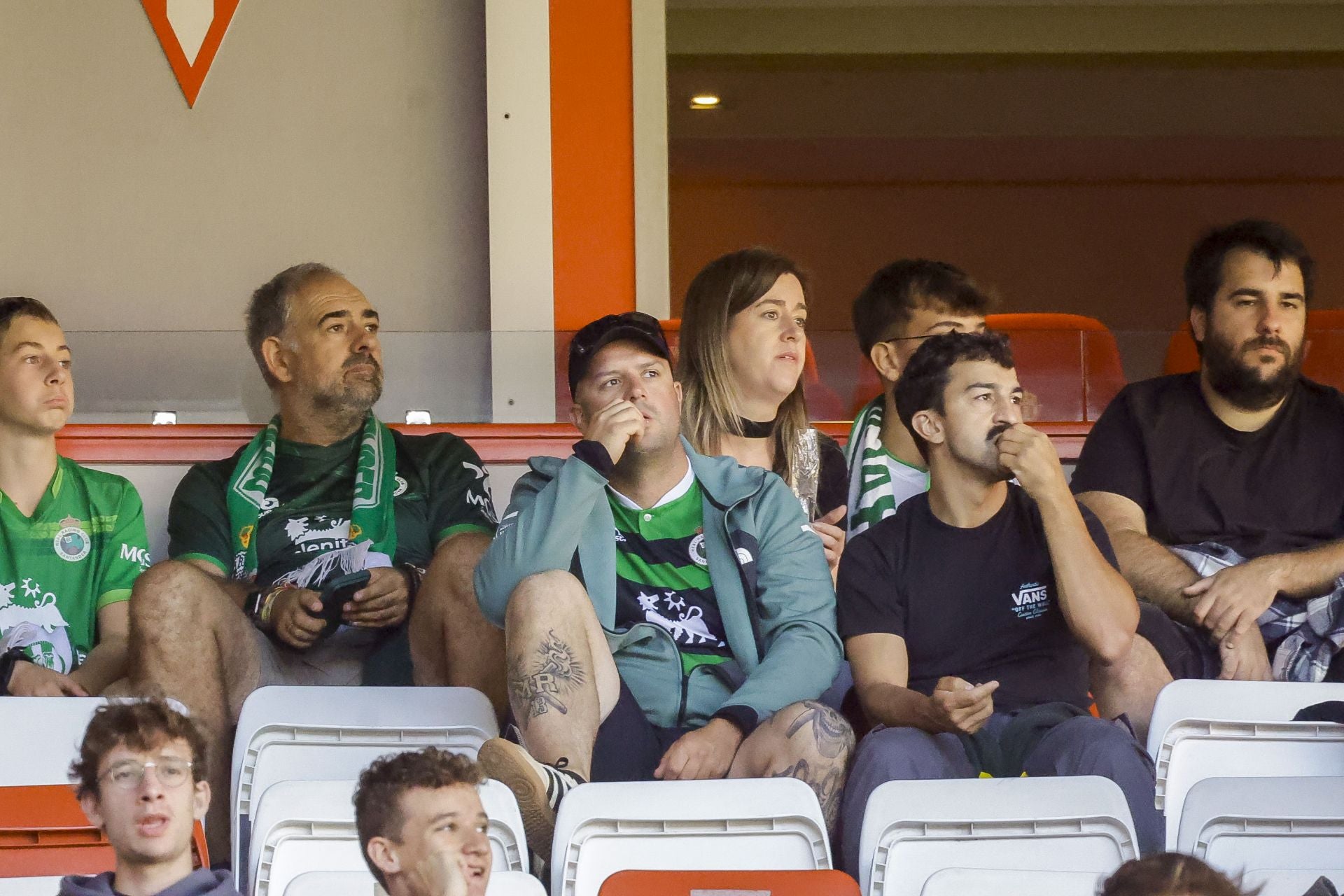 ¿Estuviste viendo el Sporting de Gijón - Racing de Santander? ¡Búscate en las fotos de El Molinón!