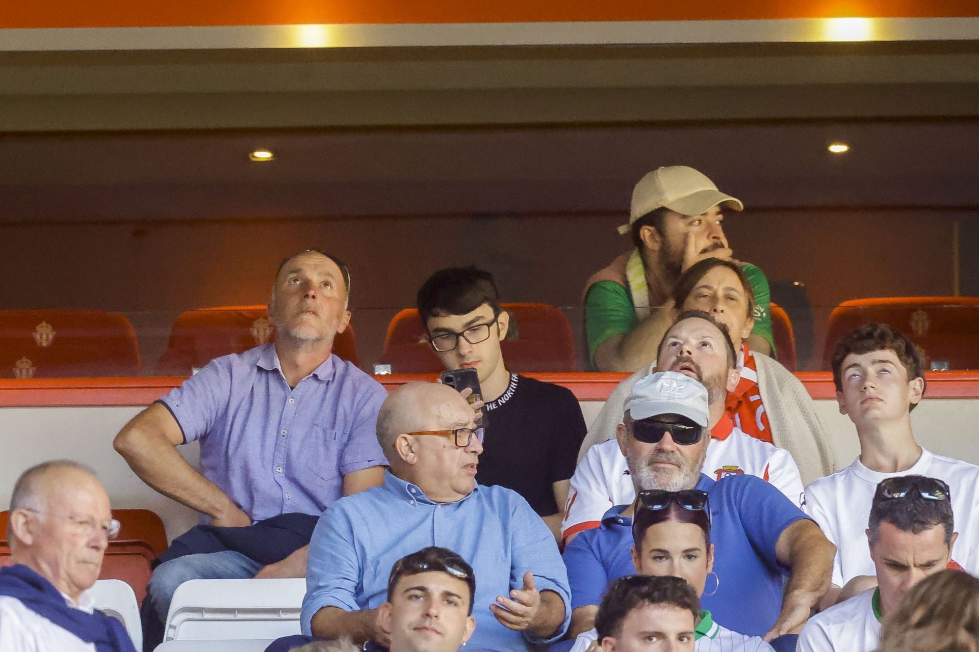 ¿Estuviste viendo el Sporting de Gijón - Racing de Santander? ¡Búscate en las fotos de El Molinón!