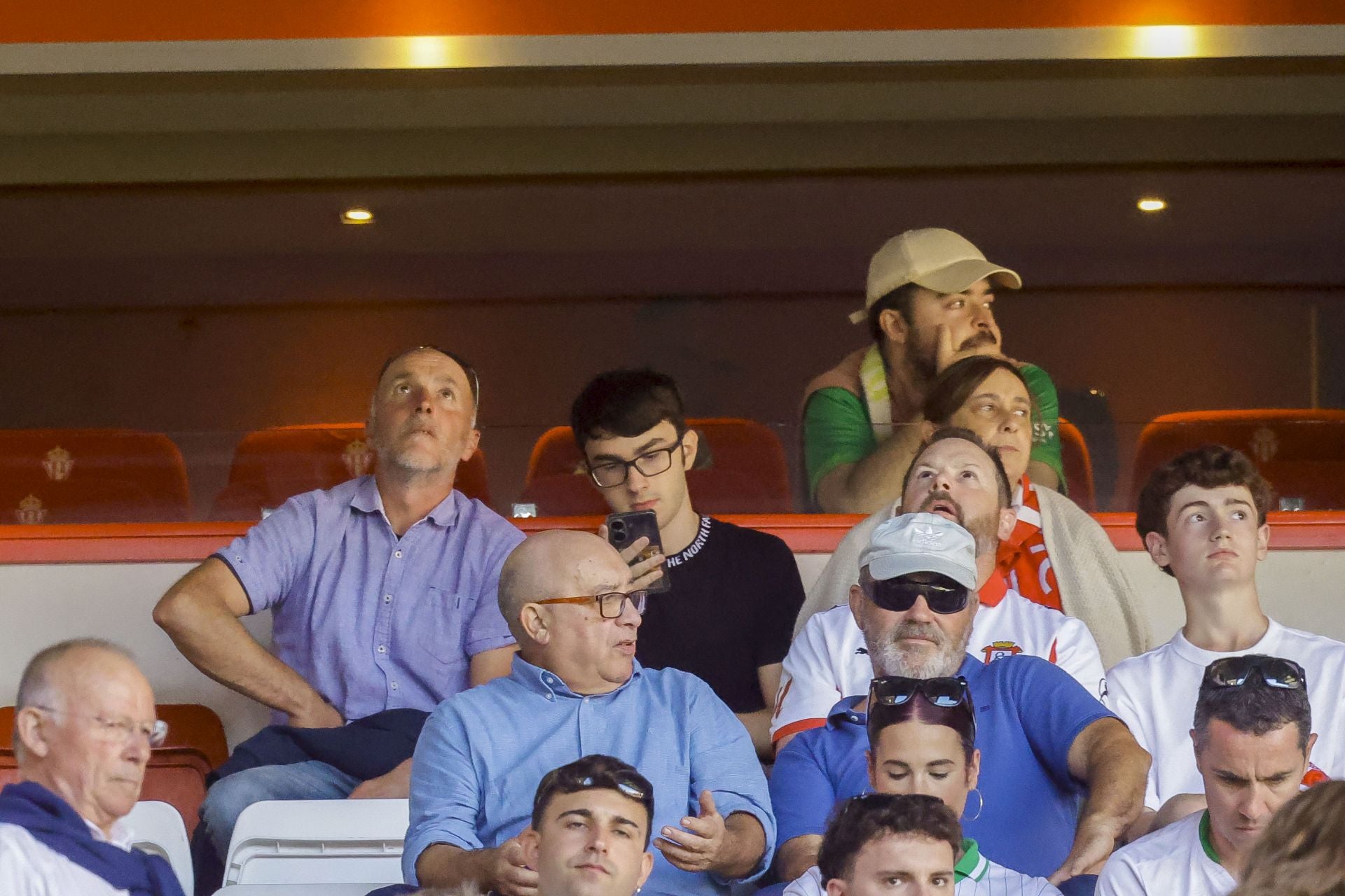 ¿Estuviste viendo el Sporting de Gijón - Racing de Santander? ¡Búscate en las fotos de El Molinón!