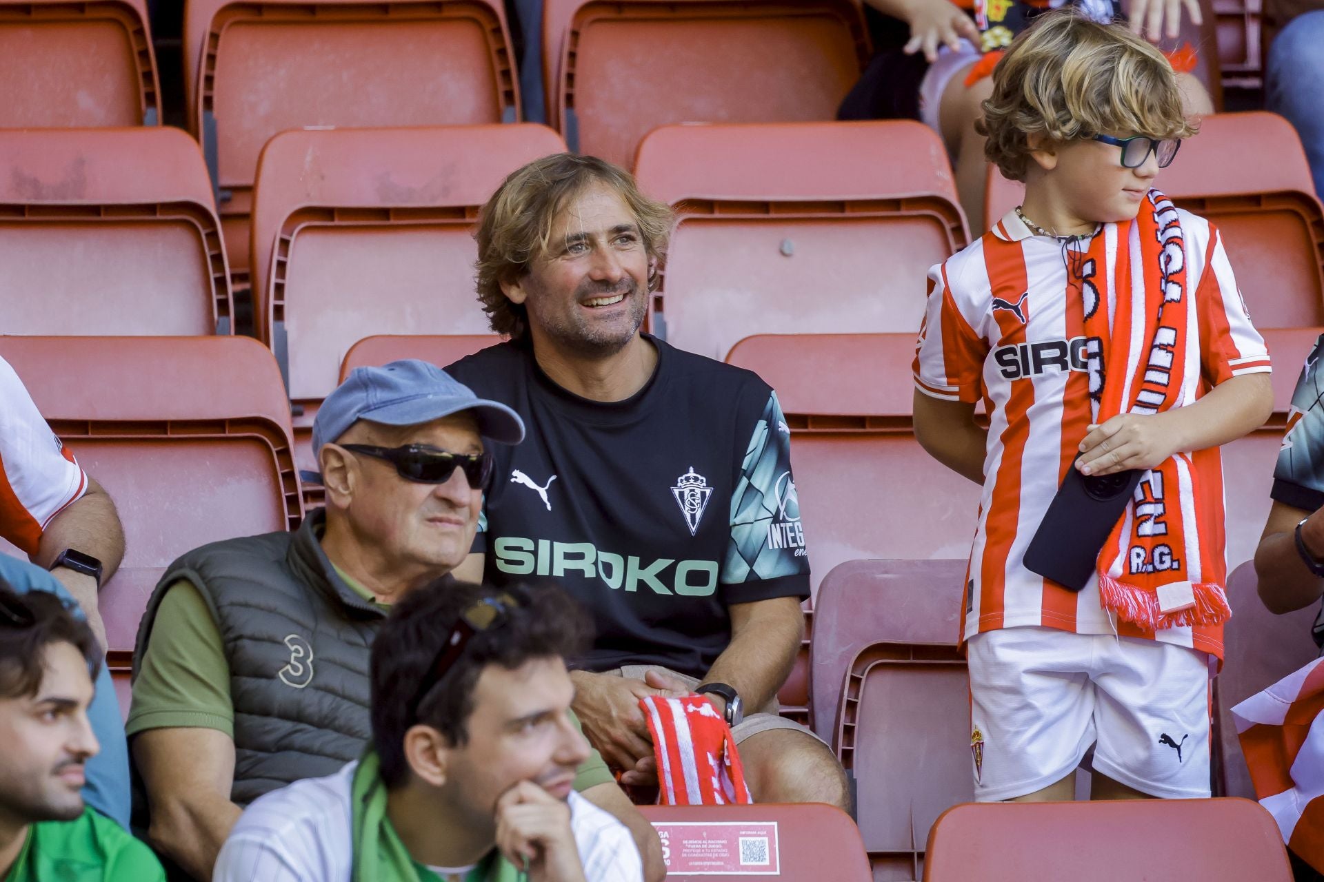 ¿Estuviste viendo el Sporting de Gijón - Racing de Santander? ¡Búscate en las fotos de El Molinón!