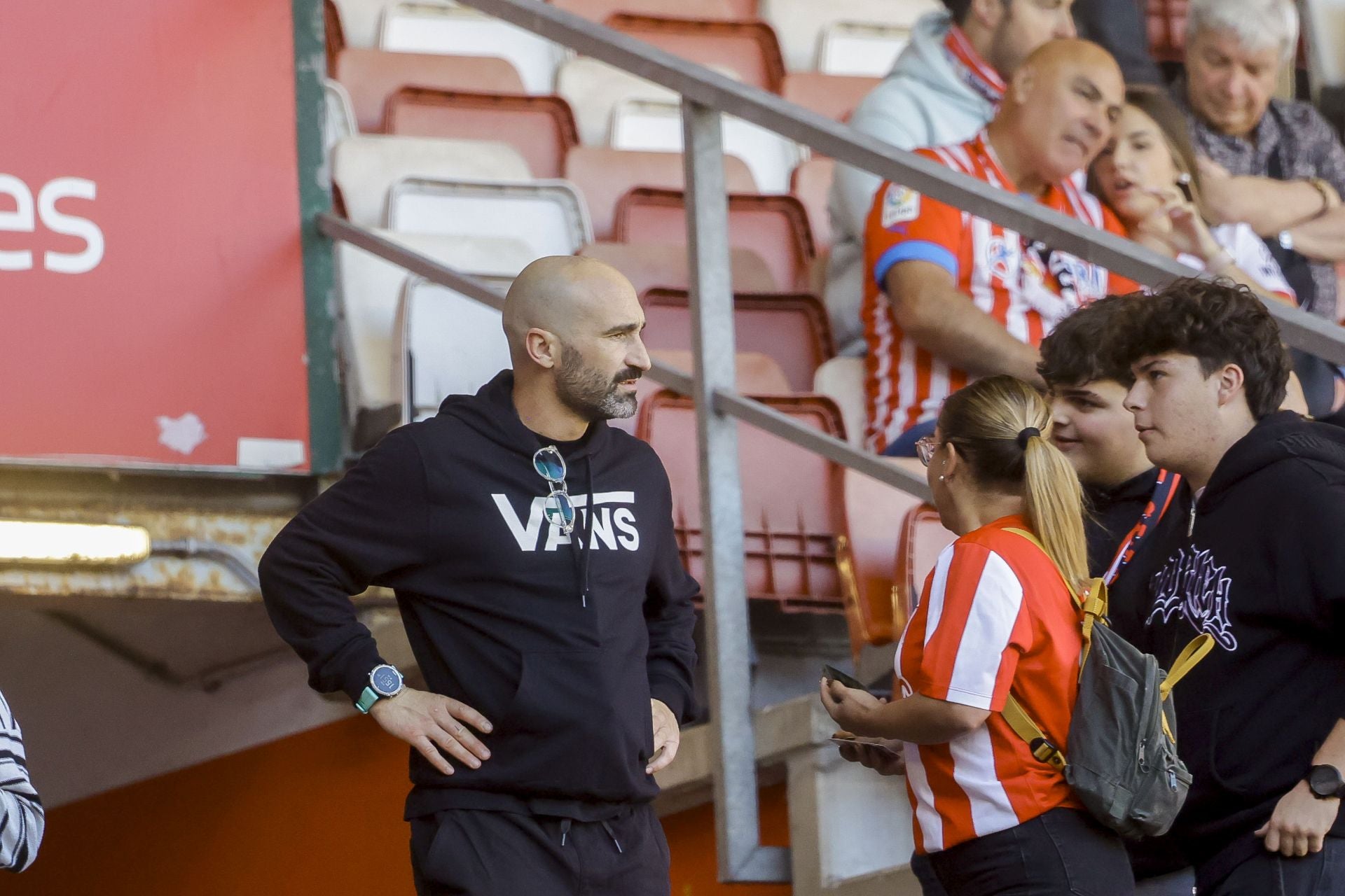 ¿Estuviste viendo el Sporting de Gijón - Racing de Santander? ¡Búscate en las fotos de El Molinón!