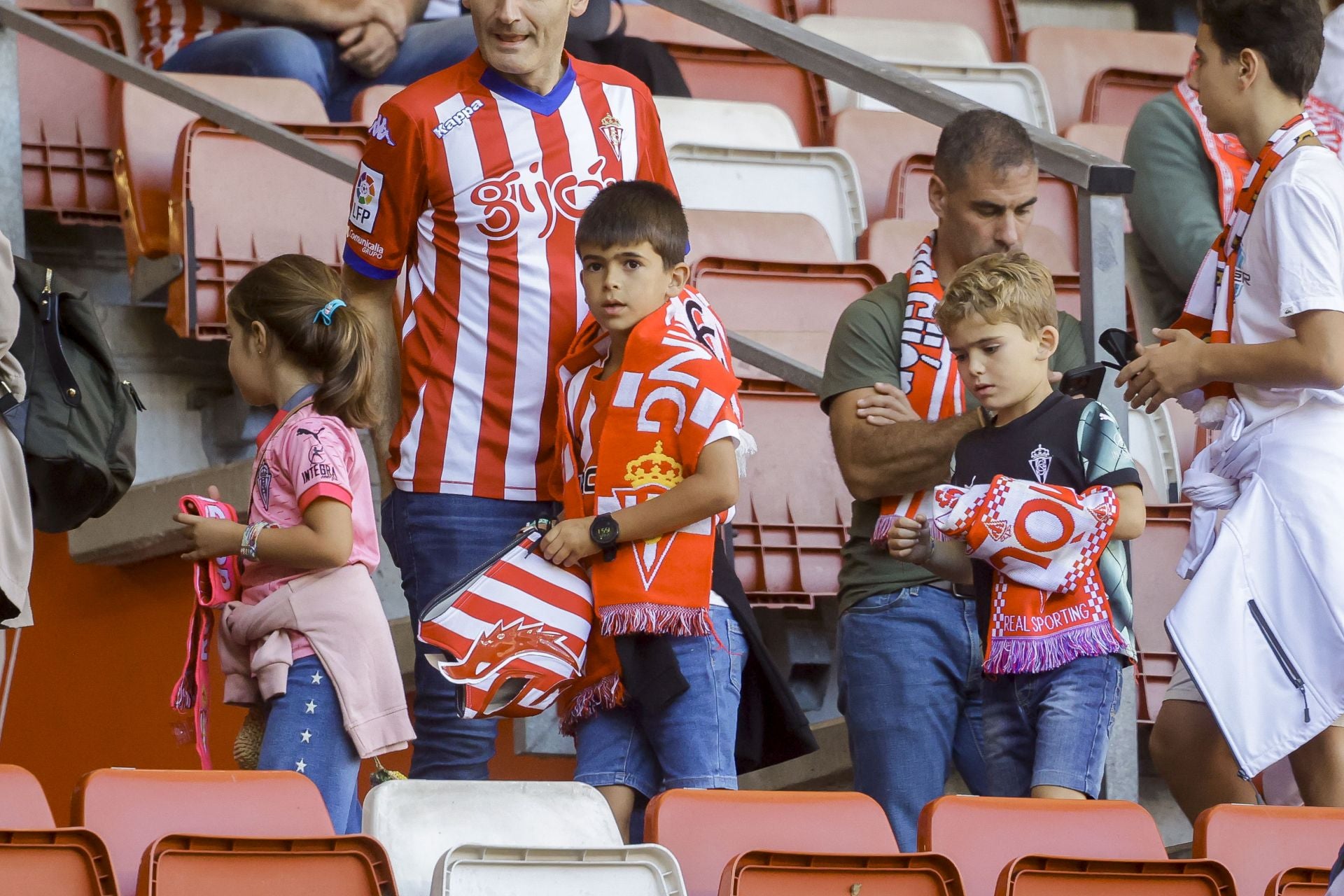 ¿Estuviste viendo el Sporting de Gijón - Racing de Santander? ¡Búscate en las fotos de El Molinón!