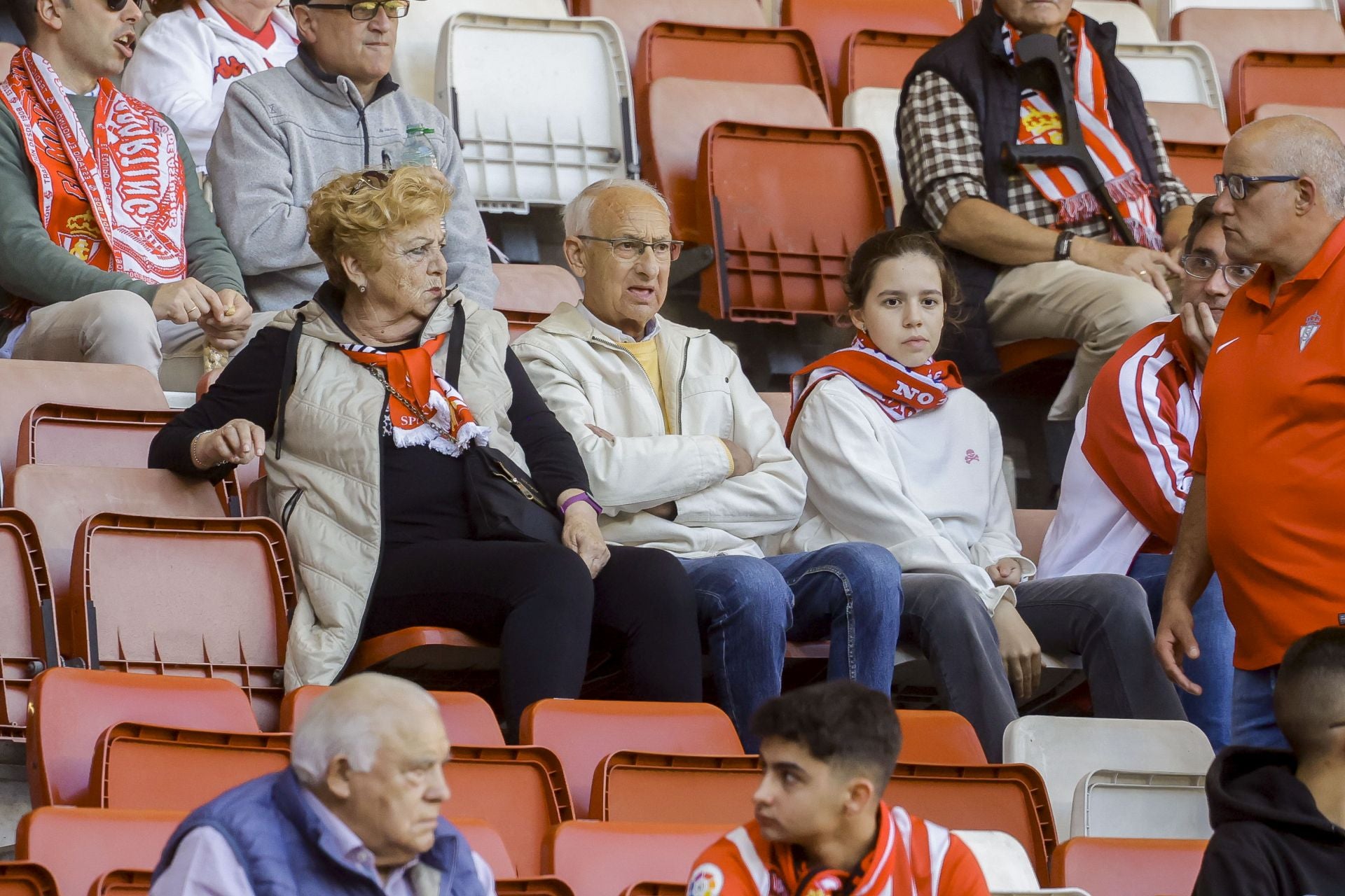 ¿Estuviste viendo el Sporting de Gijón - Racing de Santander? ¡Búscate en las fotos de El Molinón!