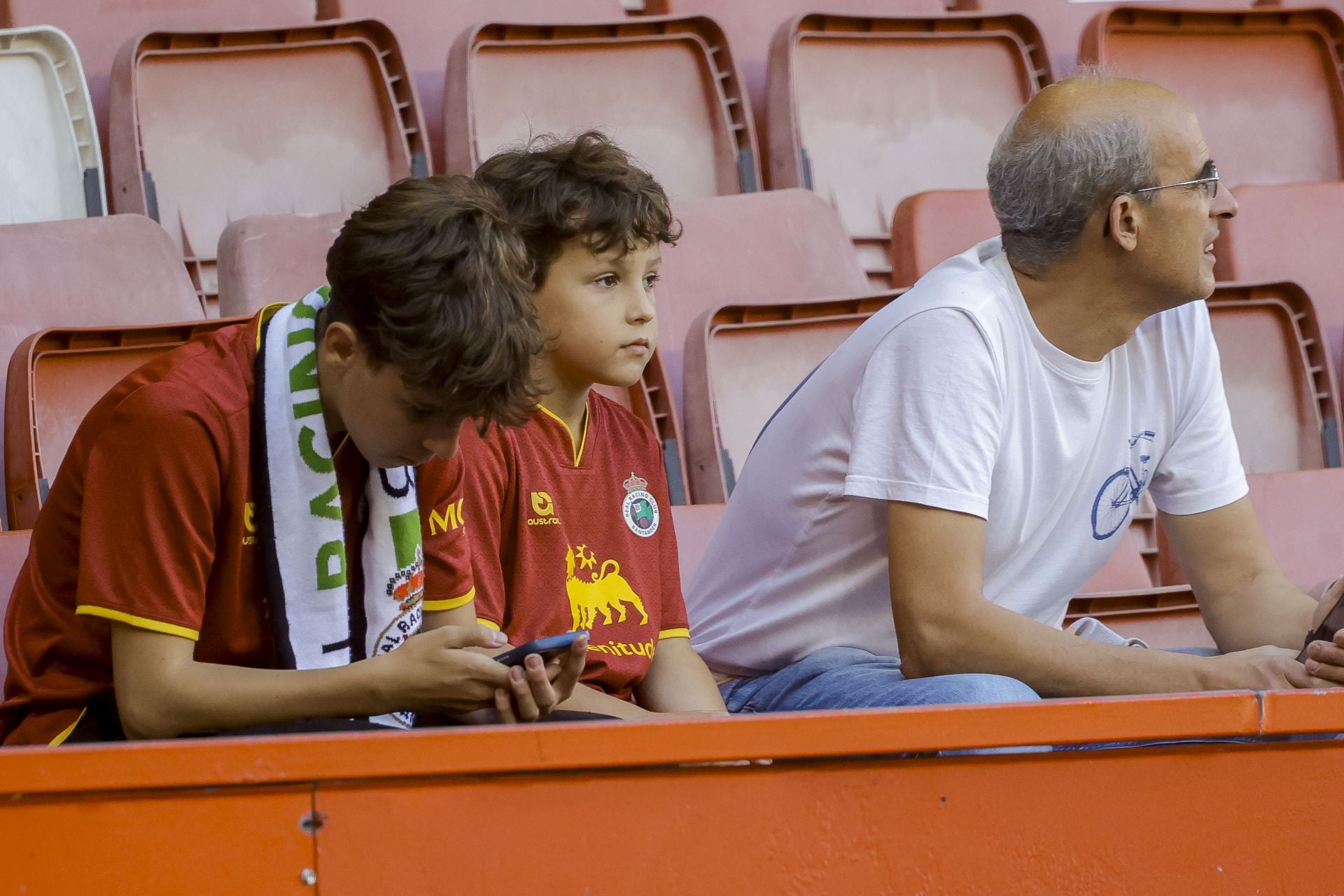 ¿Estuviste viendo el Sporting de Gijón - Racing de Santander? ¡Búscate en las fotos de El Molinón!