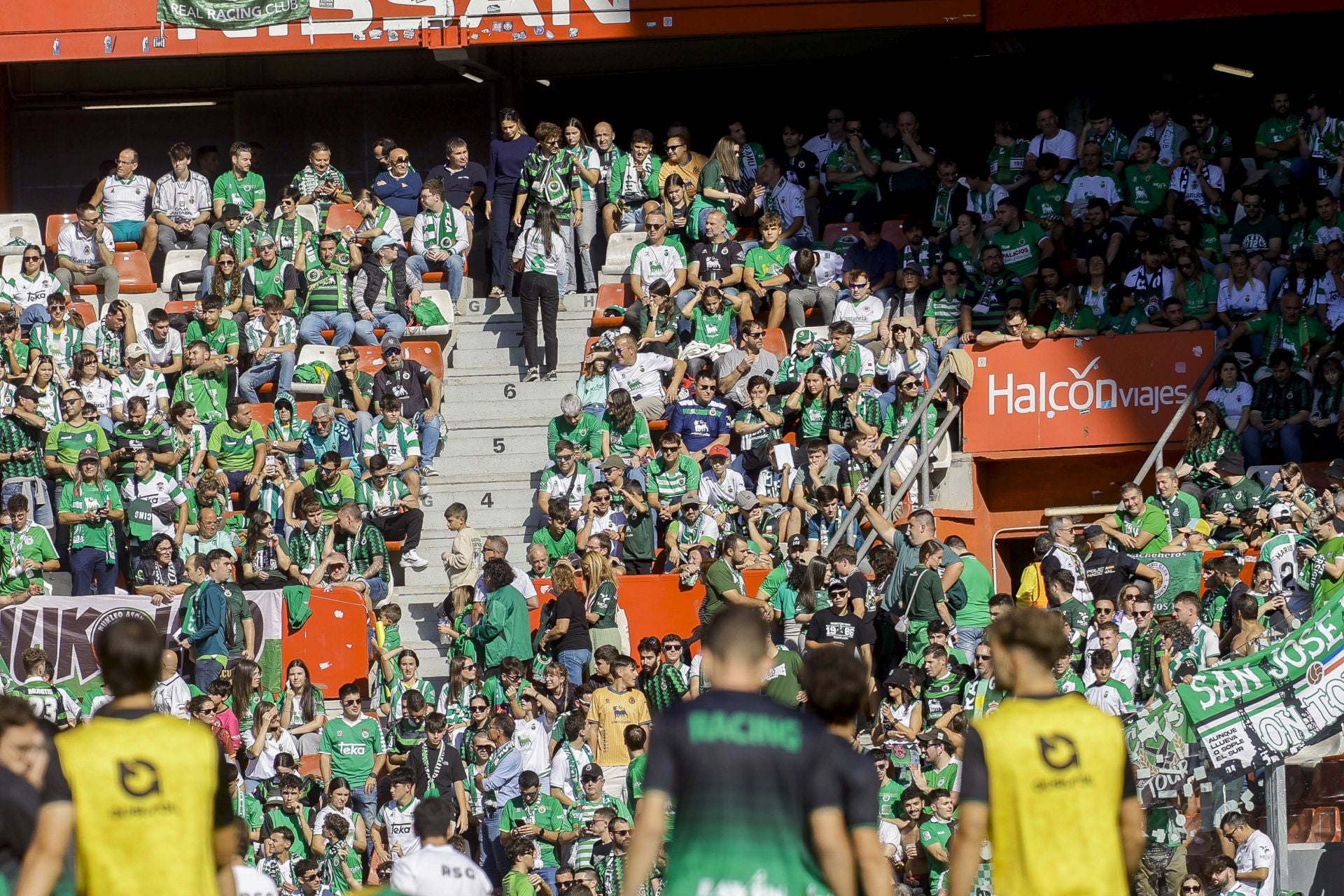 ¿Estuviste viendo el Sporting de Gijón - Racing de Santander? ¡Búscate en las fotos de El Molinón!