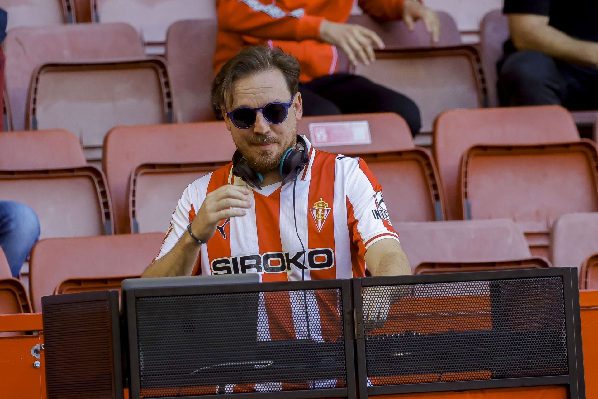 ¿Estuviste viendo el Sporting de Gijón - Racing de Santander? ¡Búscate en las fotos de El Molinón!