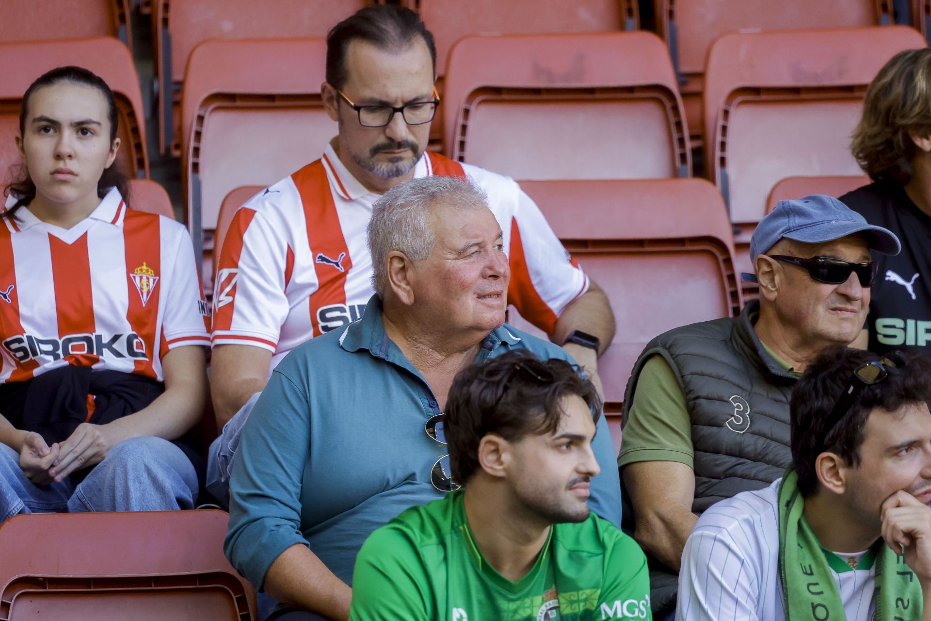 ¿Estuviste viendo el Sporting de Gijón - Racing de Santander? ¡Búscate en las fotos de El Molinón!