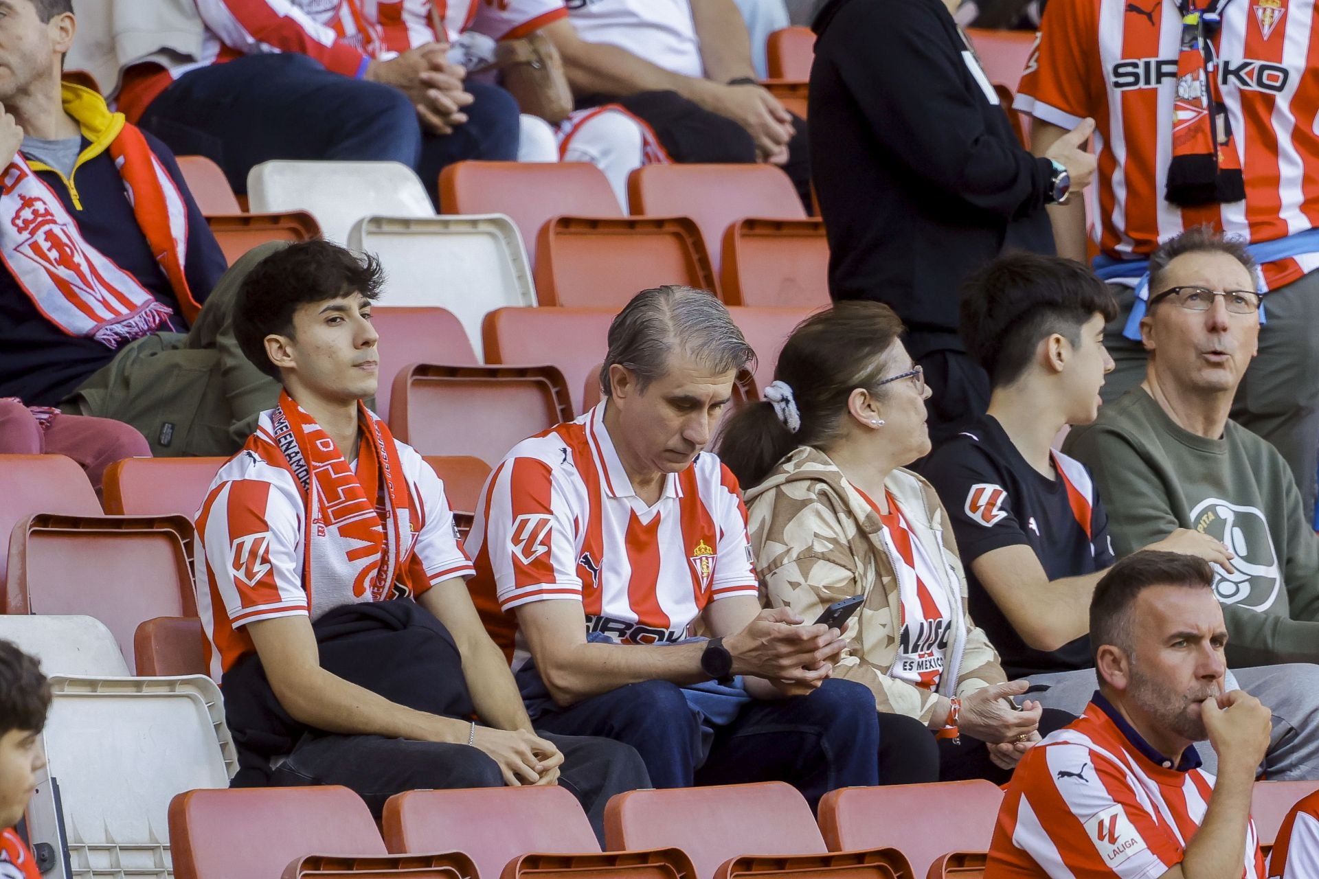 ¿Estuviste viendo el Sporting de Gijón - Racing de Santander? ¡Búscate en las fotos de El Molinón!