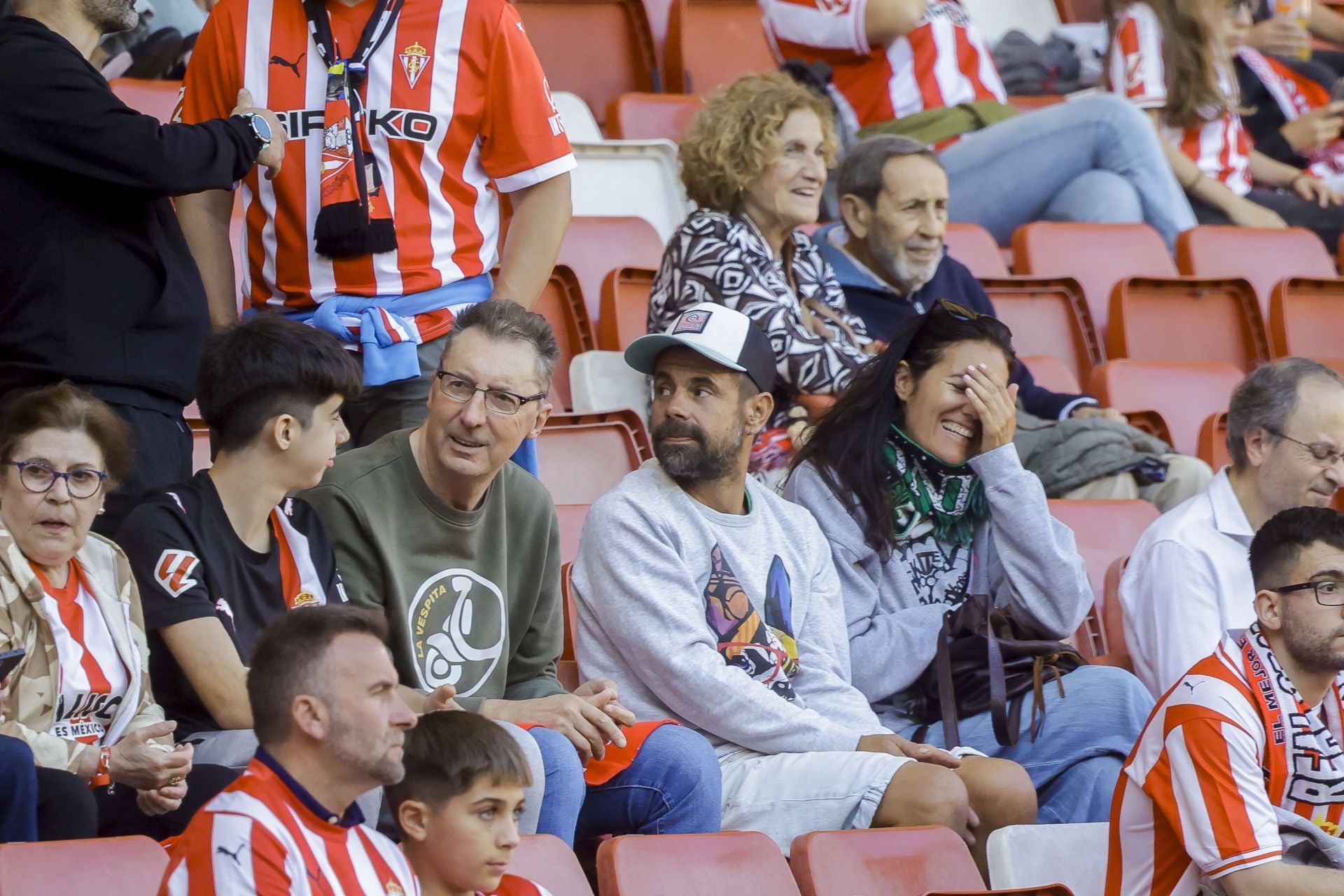 ¿Estuviste viendo el Sporting de Gijón - Racing de Santander? ¡Búscate en las fotos de El Molinón!