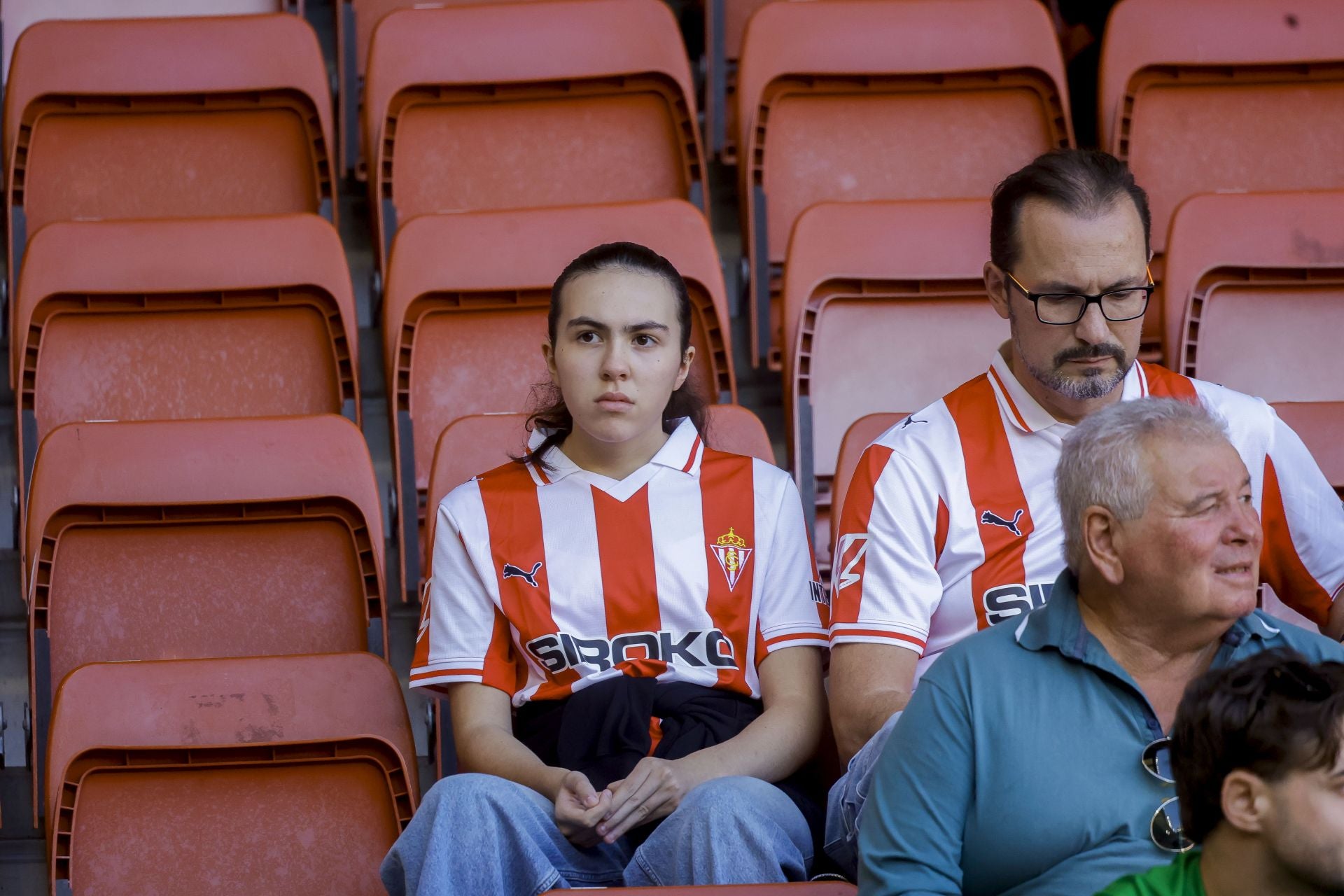 ¿Estuviste viendo el Sporting de Gijón - Racing de Santander? ¡Búscate en las fotos de El Molinón!