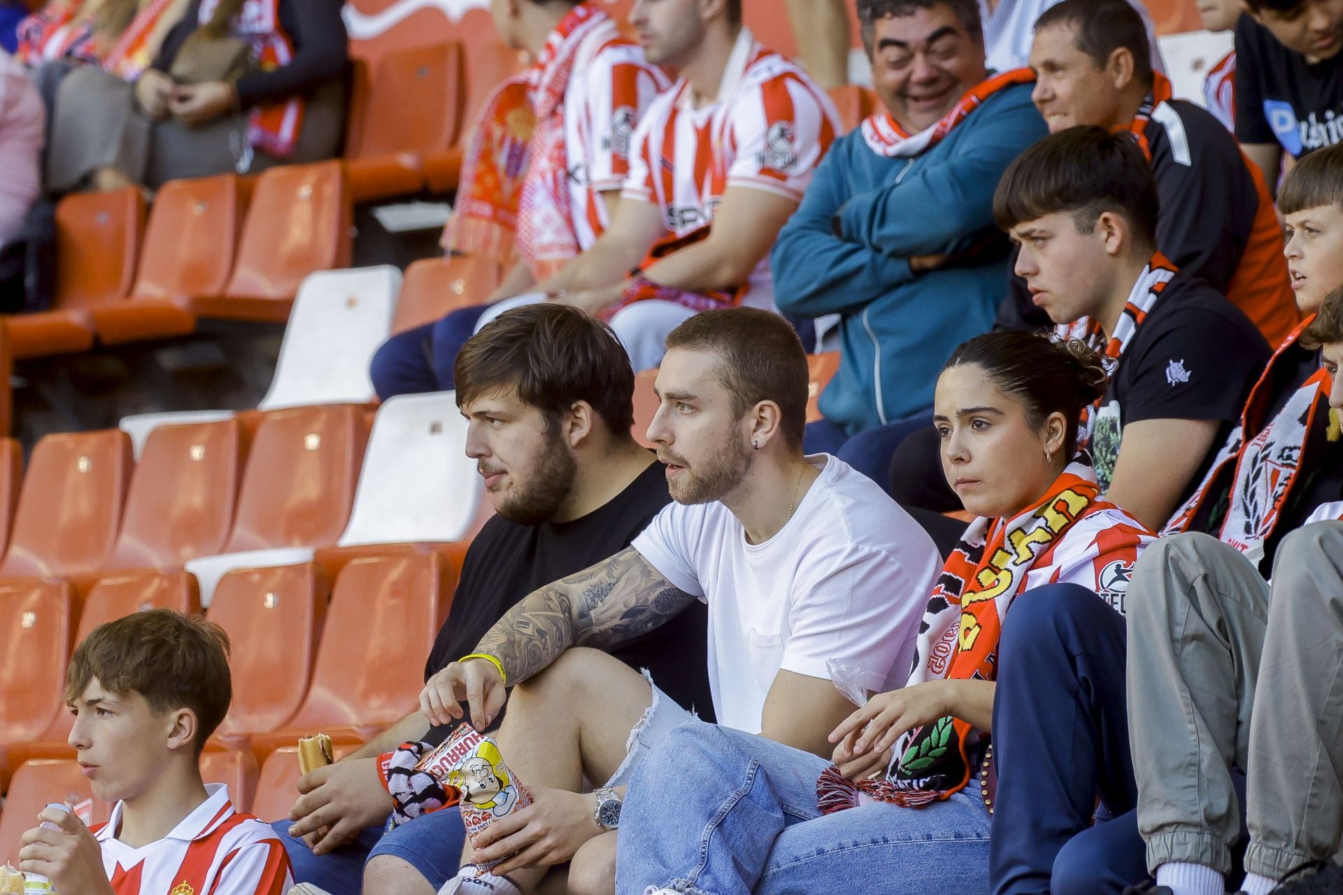 ¿Estuviste viendo el Sporting de Gijón - Racing de Santander? ¡Búscate en las fotos de El Molinón!