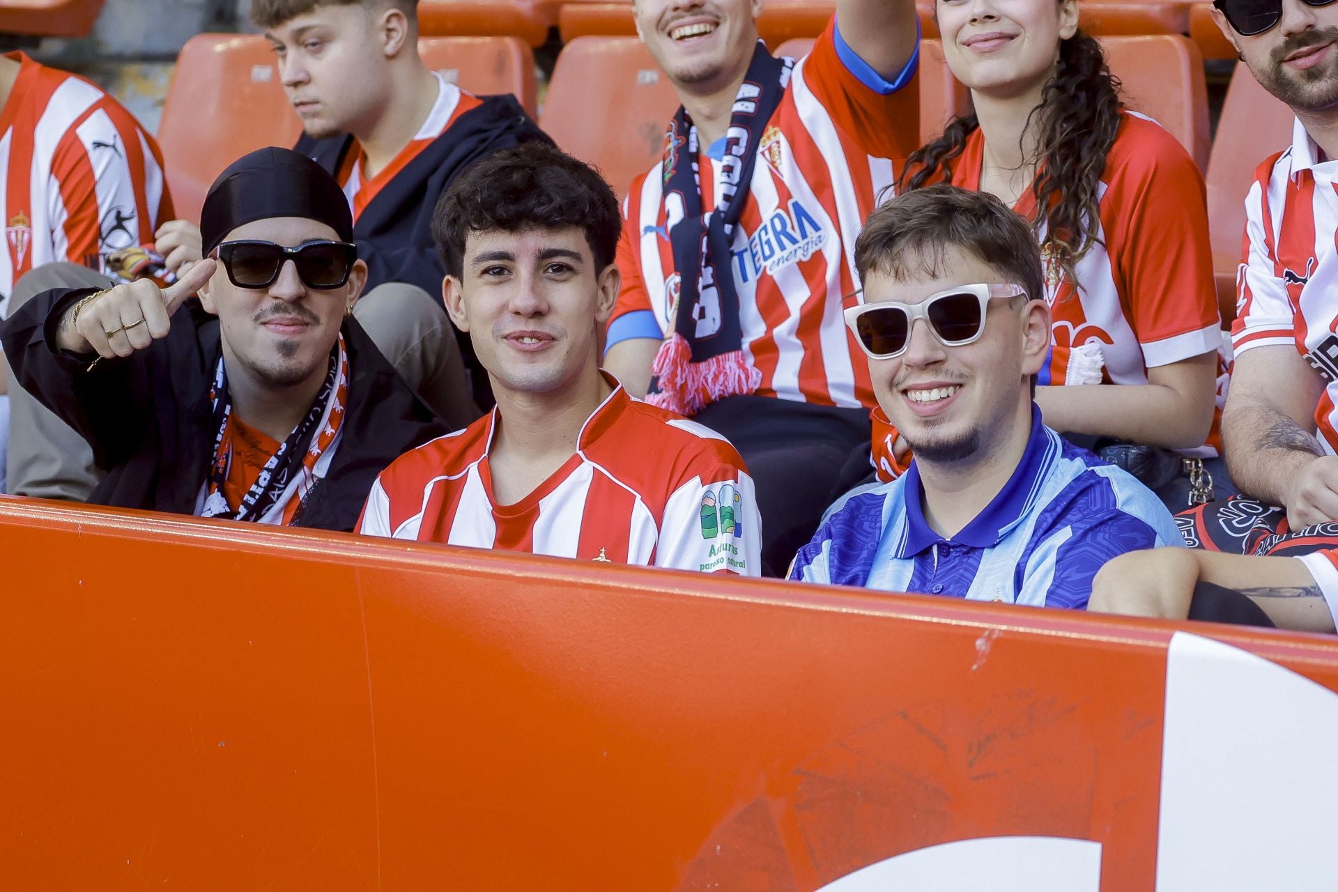 ¿Estuviste viendo el Sporting de Gijón - Racing de Santander? ¡Búscate en las fotos de El Molinón!
