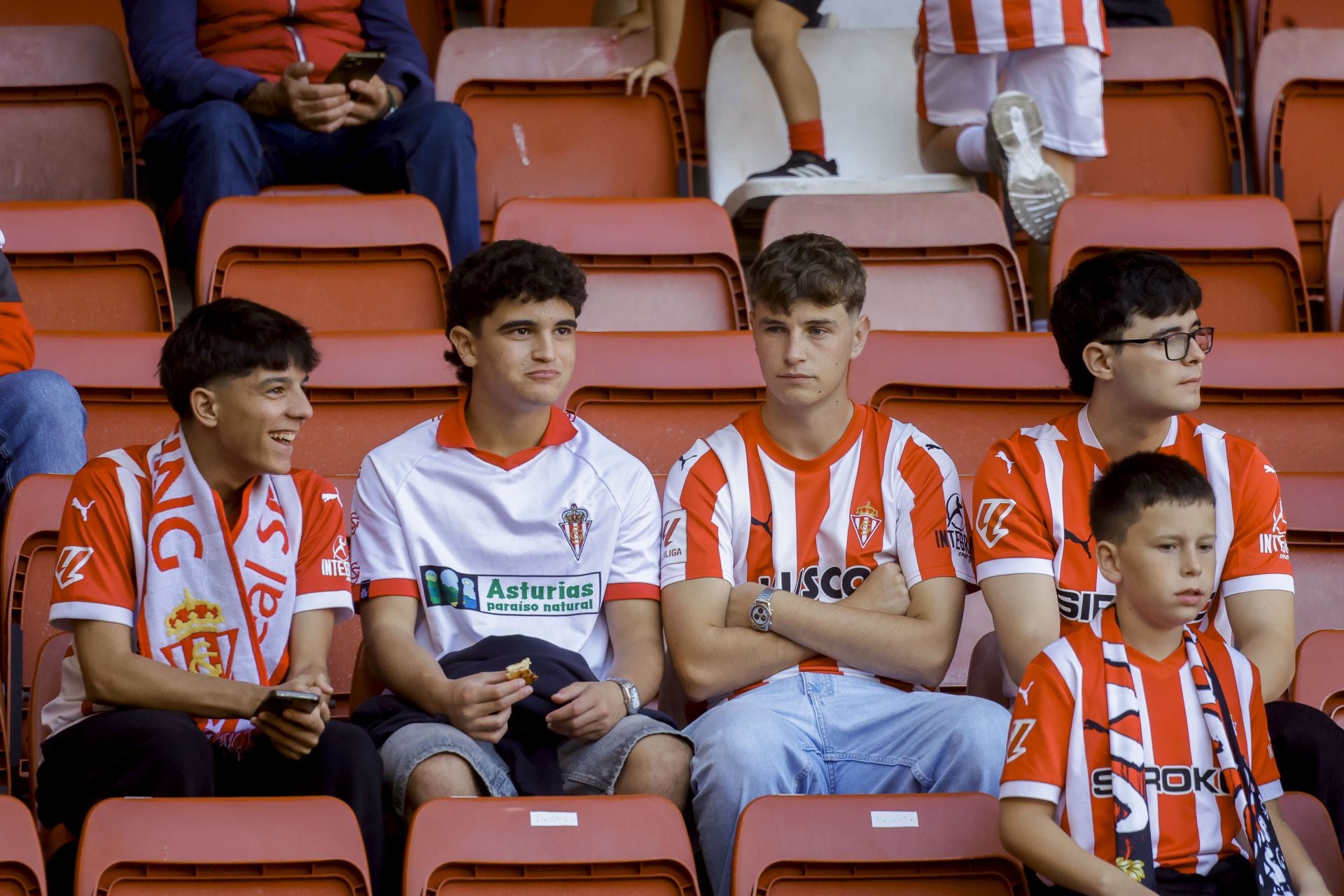 ¿Estuviste viendo el Sporting de Gijón - Racing de Santander? ¡Búscate en las fotos de El Molinón!