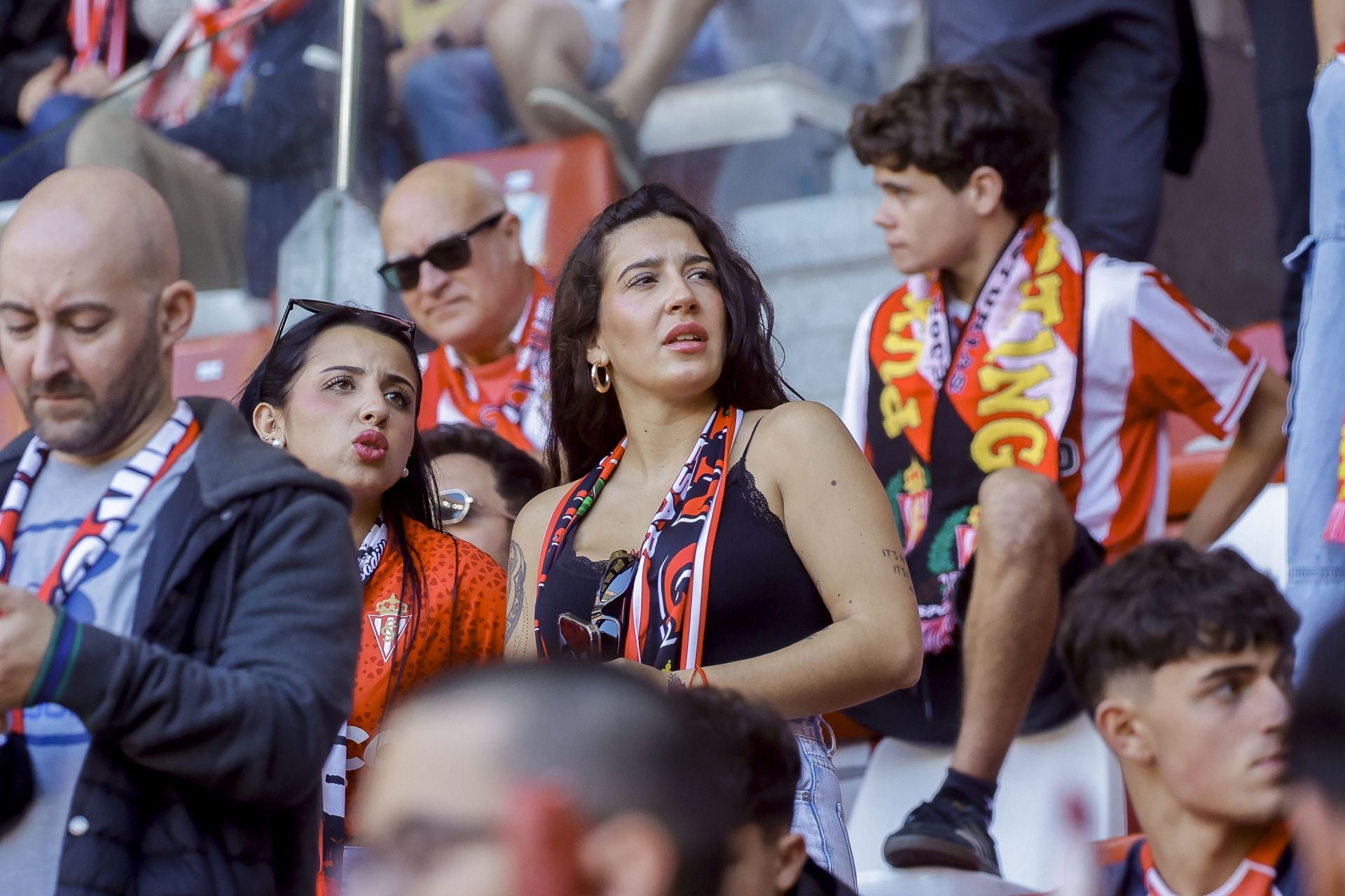 ¿Estuviste viendo el Sporting de Gijón - Racing de Santander? ¡Búscate en las fotos de El Molinón!