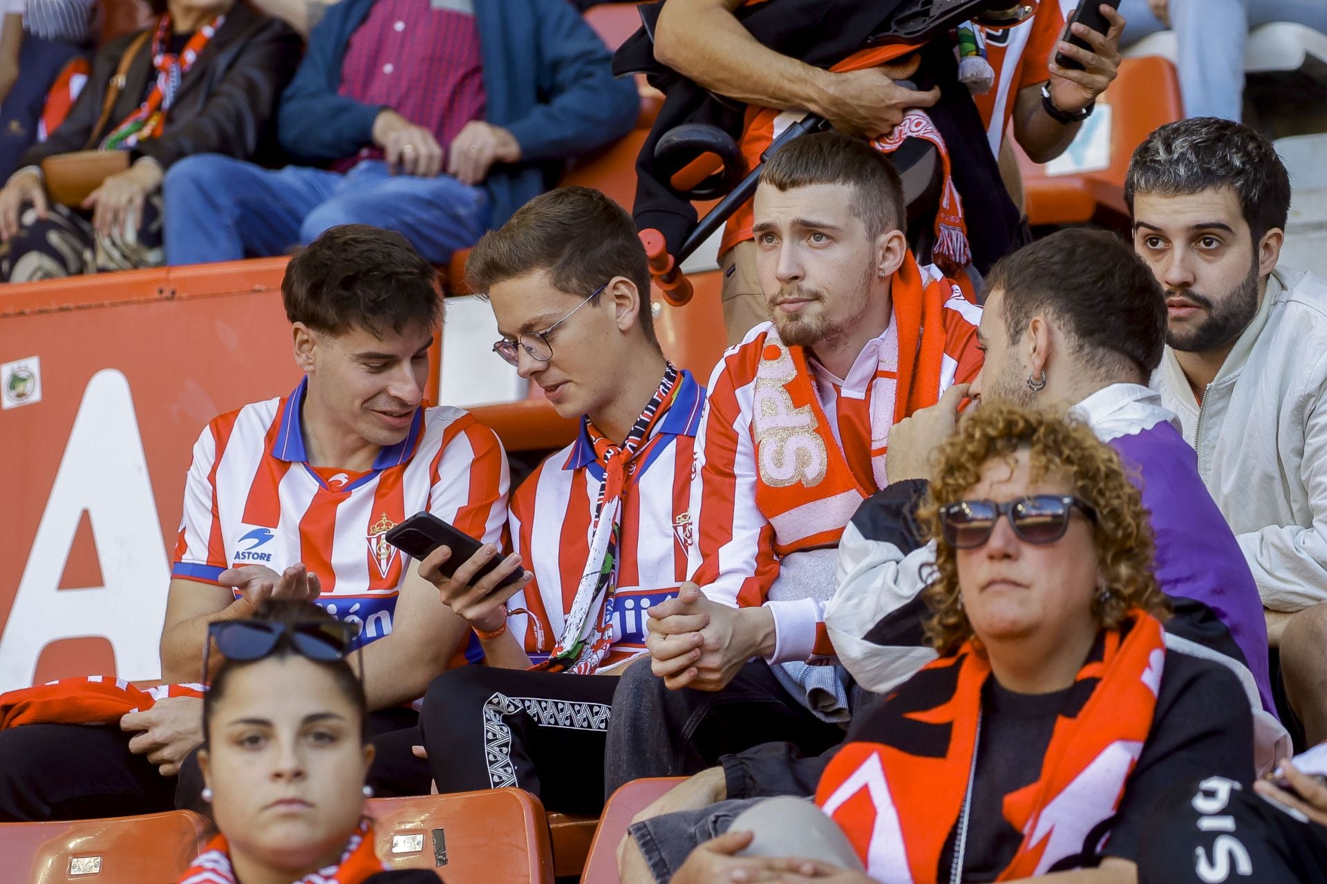 ¿Estuviste viendo el Sporting de Gijón - Racing de Santander? ¡Búscate en las fotos de El Molinón!