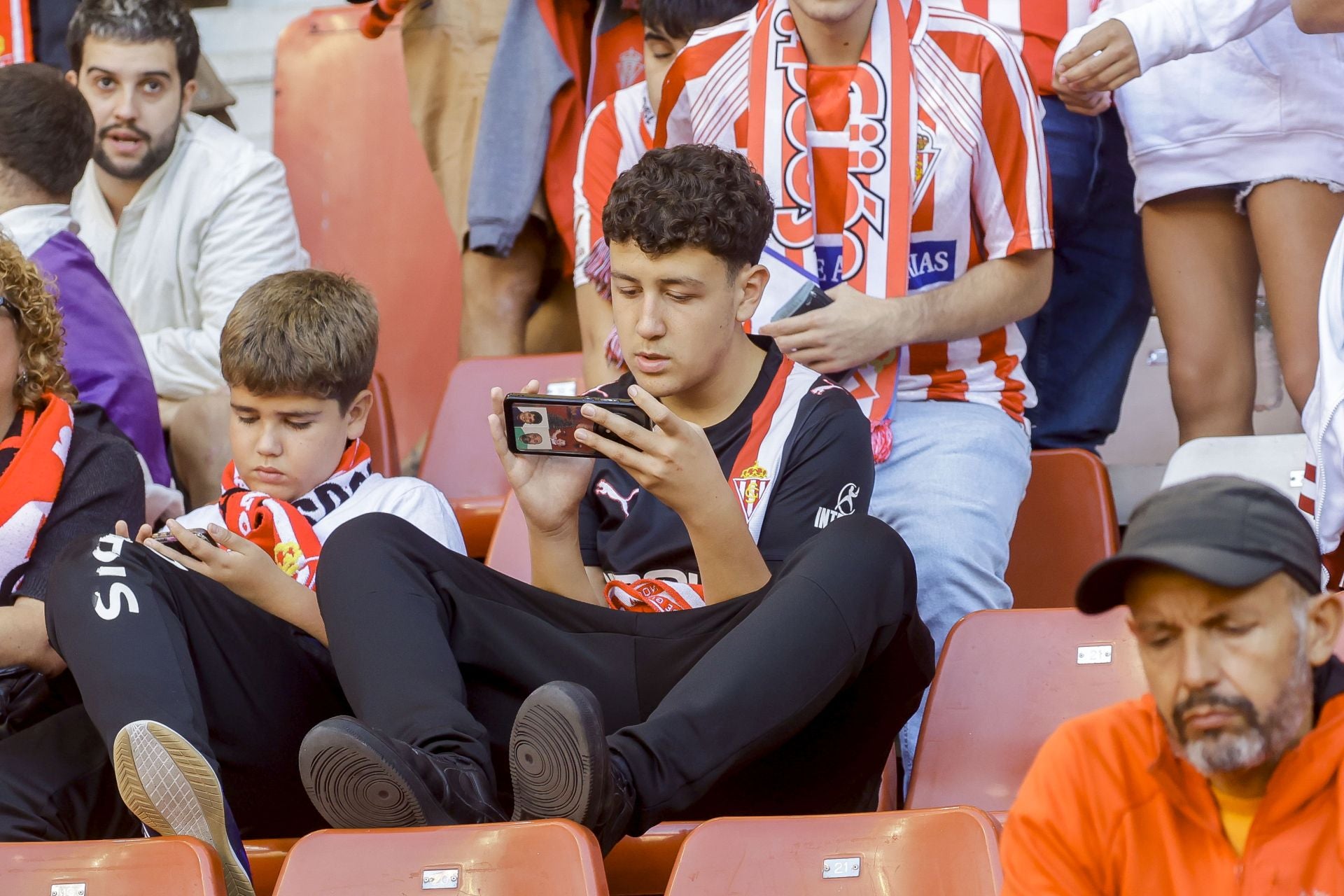¿Estuviste viendo el Sporting de Gijón - Racing de Santander? ¡Búscate en las fotos de El Molinón!