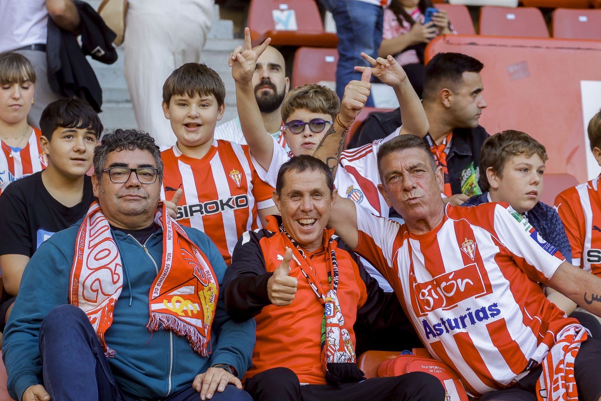 ¿Estuviste viendo el Sporting de Gijón - Racing de Santander? ¡Búscate en las fotos de El Molinón!