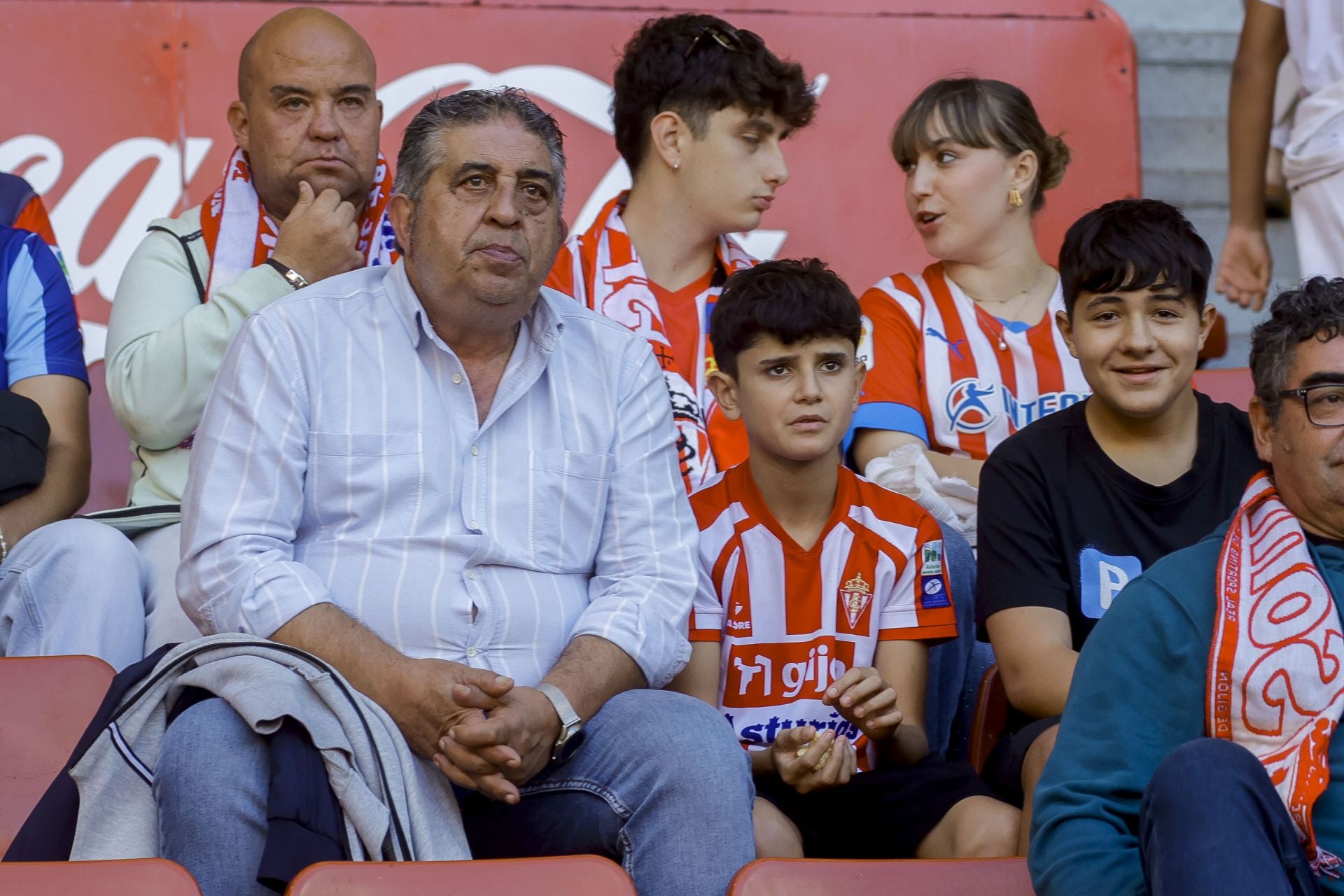 ¿Estuviste viendo el Sporting de Gijón - Racing de Santander? ¡Búscate en las fotos de El Molinón!