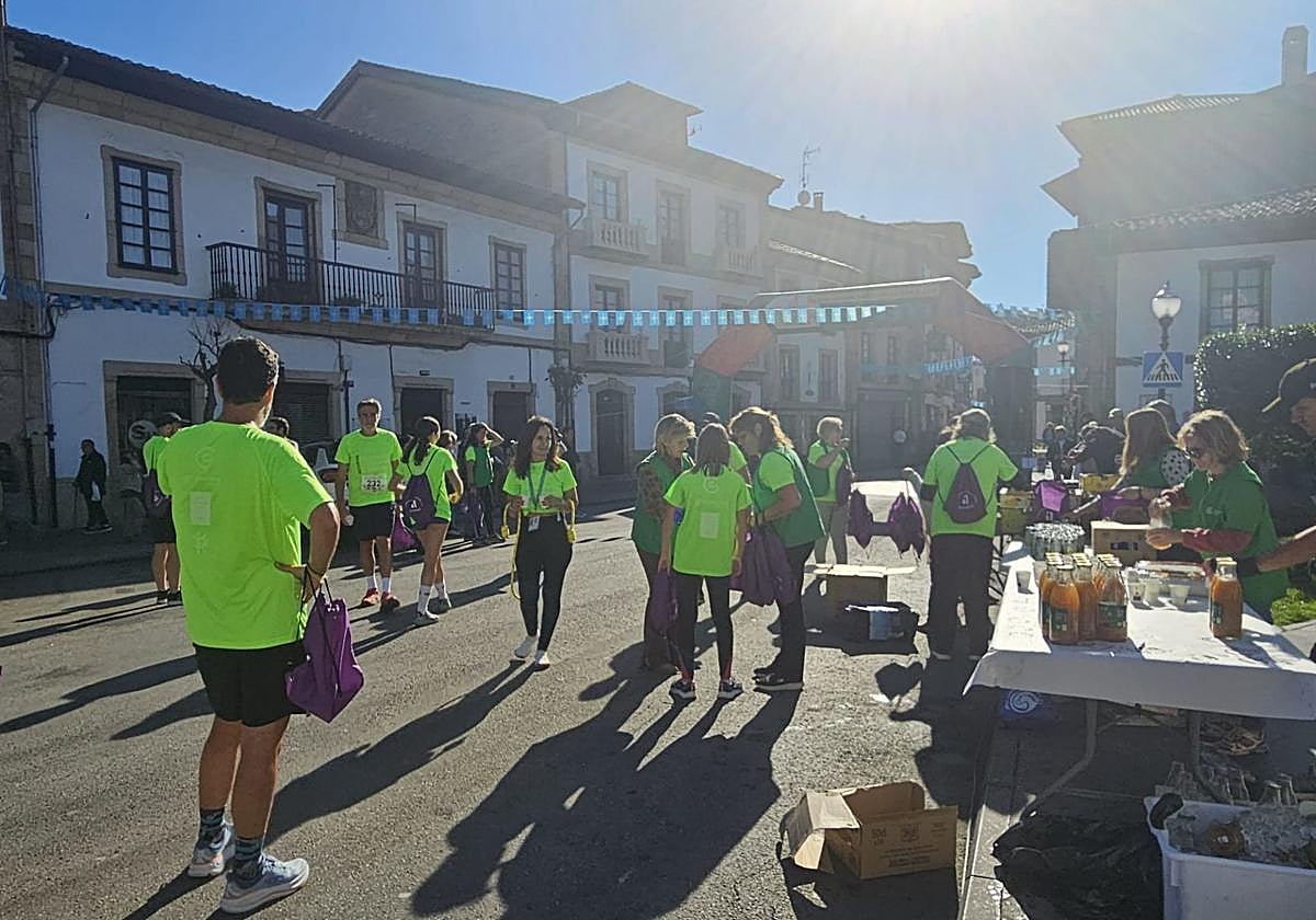 Partcipantes en la carrera contra el cáncer en Villaviciosa..