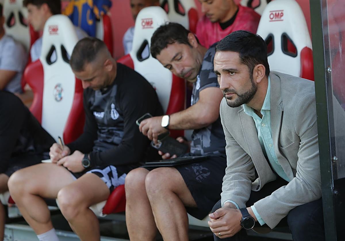 Dani Vidal, a la derecha, antes del comienzo del partido.