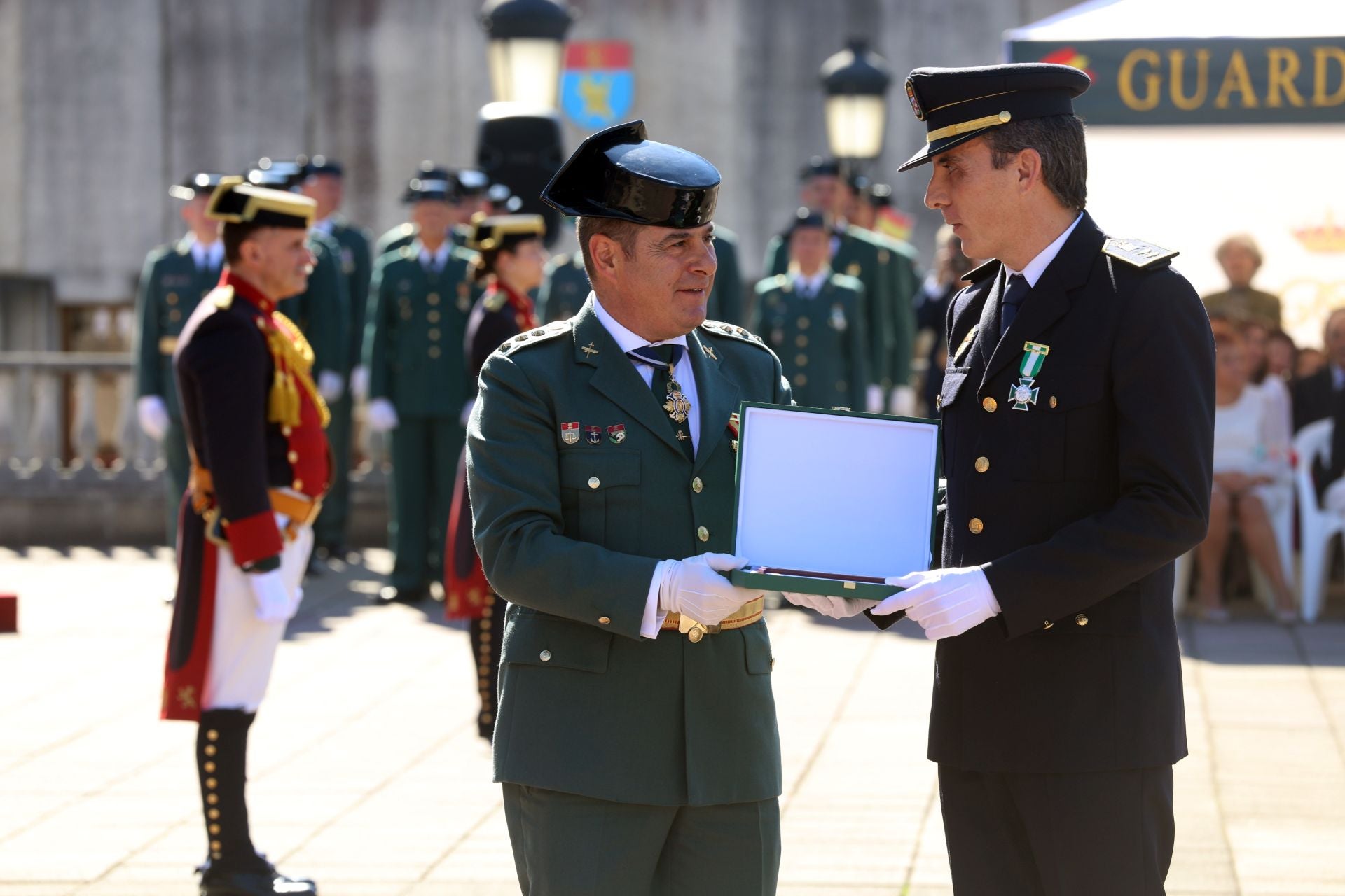 Un día para hacer balance y celebrar: las imágenes del Día del Pilar en Oviedo
