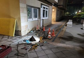 La EMA interviene de urgencia por la fuga de agua dentro de un edificio de Gijón