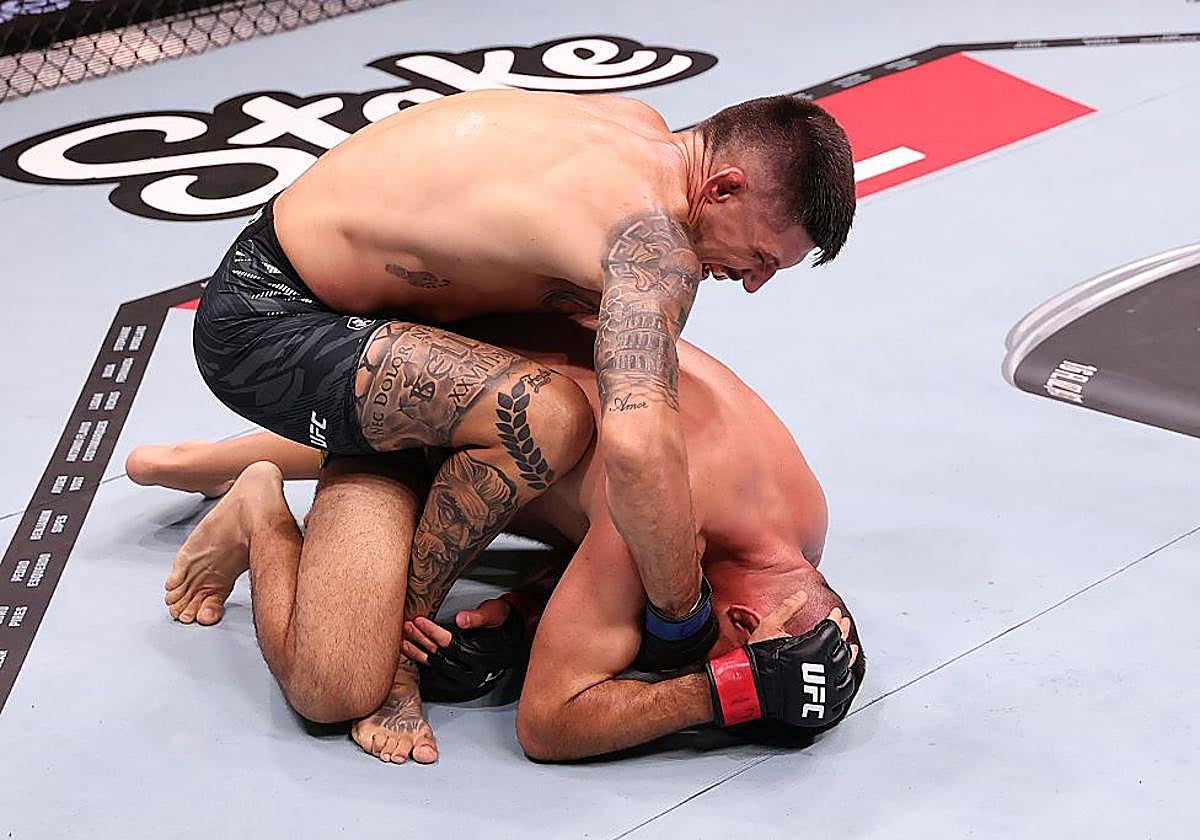 Joel Álvarez castiga en el suelo a su oponente, Vicente Luque.