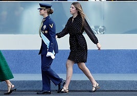 La Princesa Leonor y la Infanta Sofía, ayer, tras el desfile del Día de la Hispanidad.