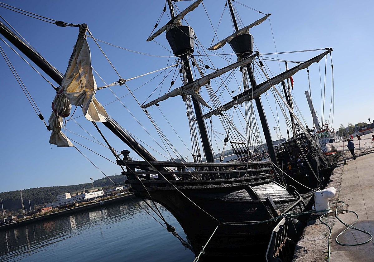 El barco que se puede visitar estos días en Avilés es una réplica del navío que dio la primera vuelta al mundo de 1519 a 1522.