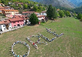 Los vecinos de Orlé escribiendo el nombre de su pueblo que han usado durante siglos, durante la celebración del centenario de su parroquia.