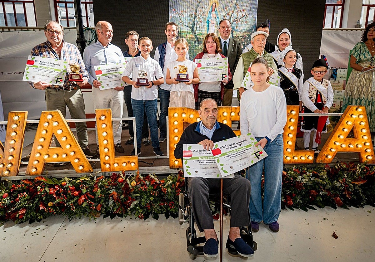 Los premiados del concurso de variedades de manzana del Festival, con el alcalde y concejales.