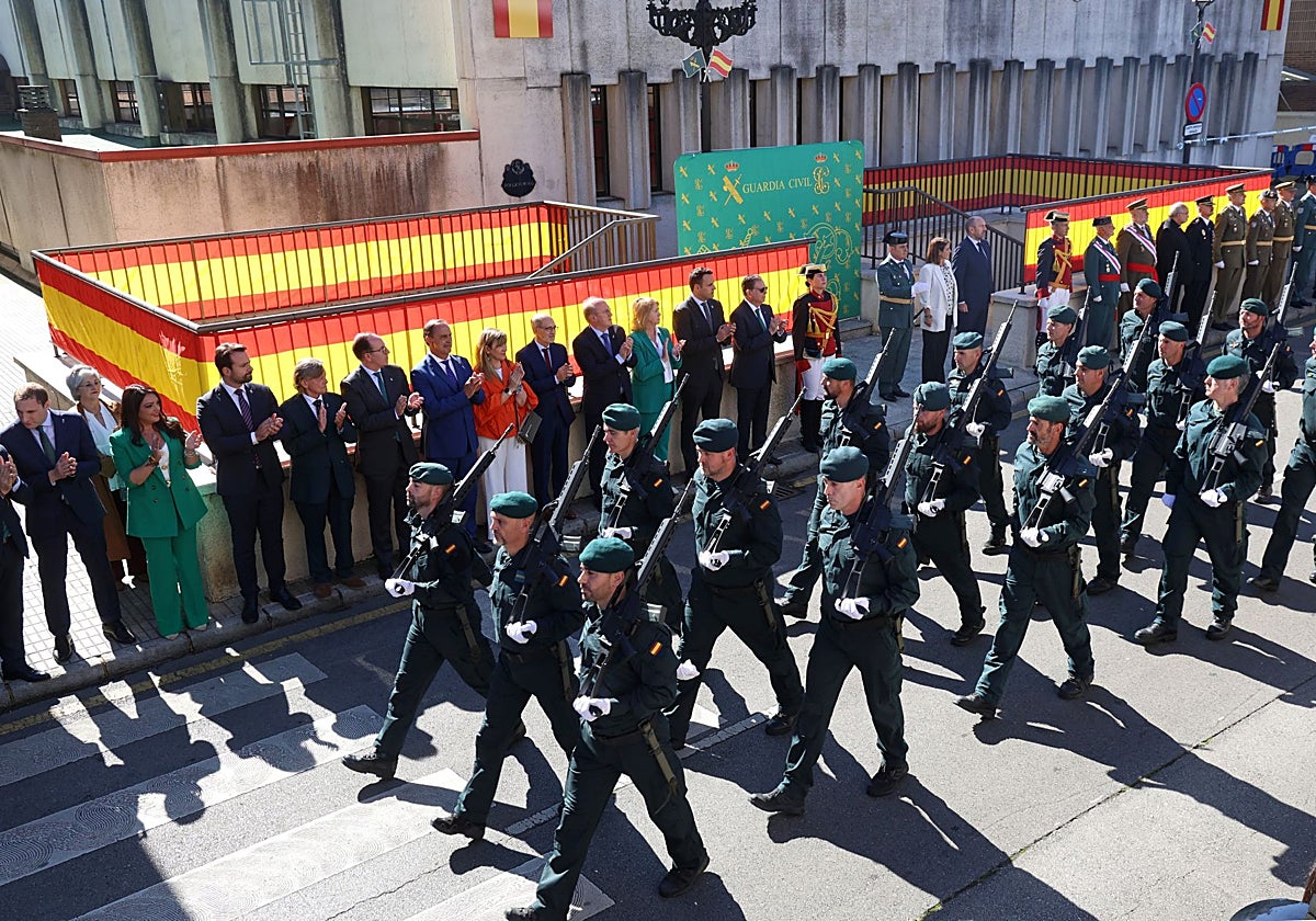 La Guardia Civil desfila ante las autoridades en el cuartel del Rubín para cerrar el acto.