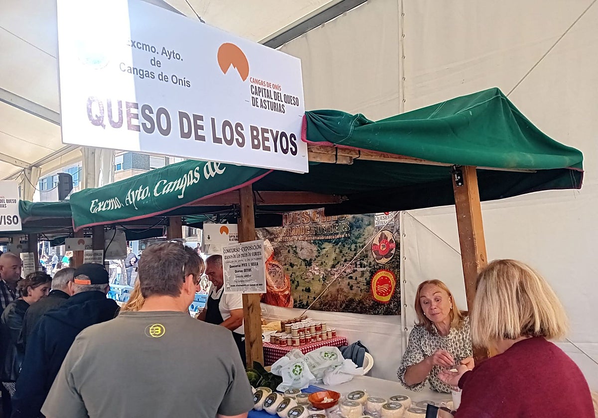 El estand de queso de Los Beyos, en el Festival del Queso y la Miel en Cangas de Onís.