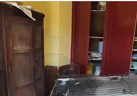 La documentación y el mobiliario de las viejas oficinas, todo tirado por el suelo