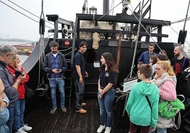 La tripulación recibió ayer a los visitantes en el muelle del Niemeyer.