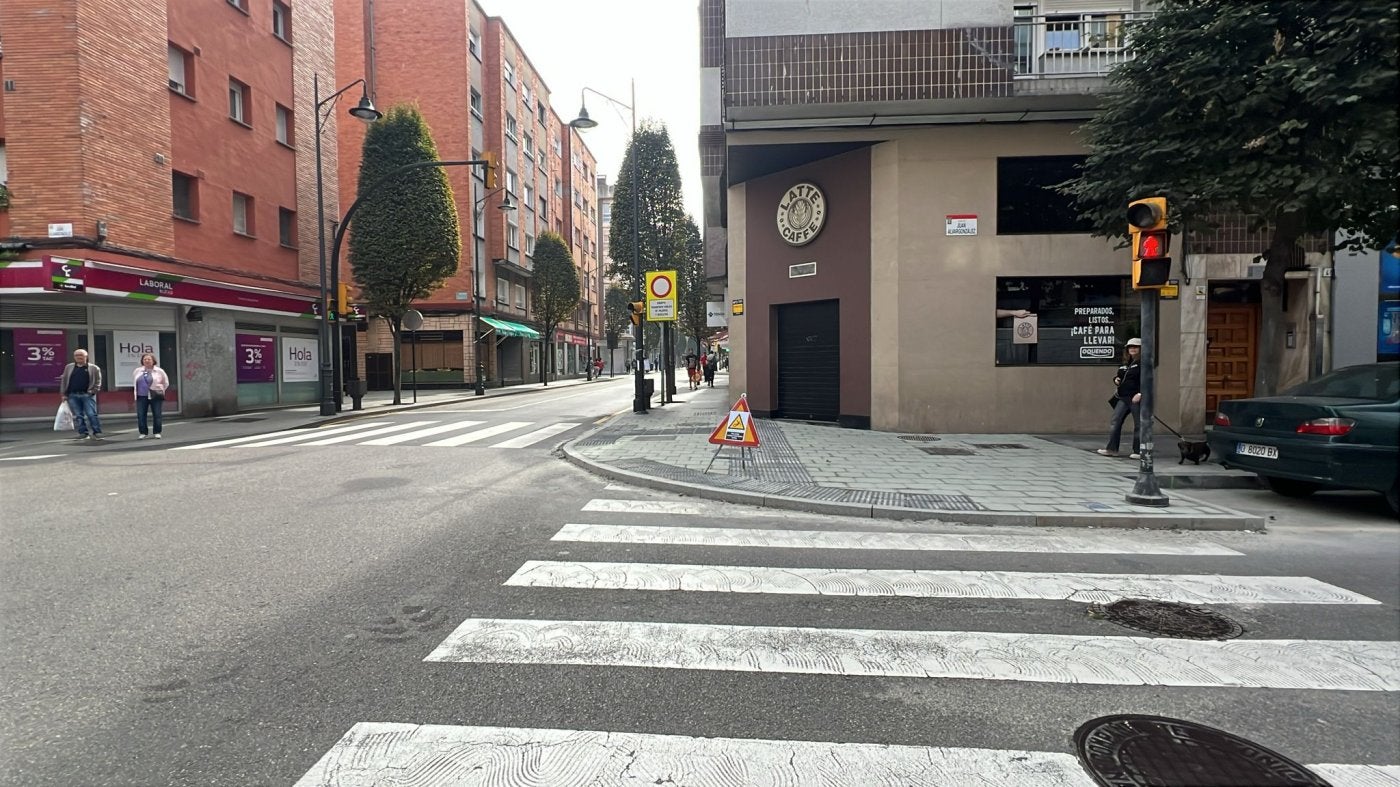 Acera con el bordillo elevado en una calle que desemboca en Schulz.