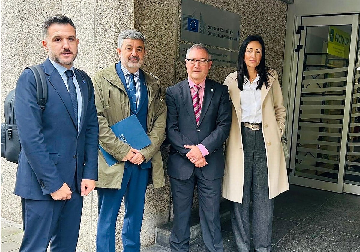 El viceconsejero Jorge García, el consejero Alejandro Calvo, el jefe adjunto de la unidad de cumplimiento de la Comisión, Javier Palmero, y la secretaria general técnica de la consejería, Eva Fueyo, hoy en Bruselas.