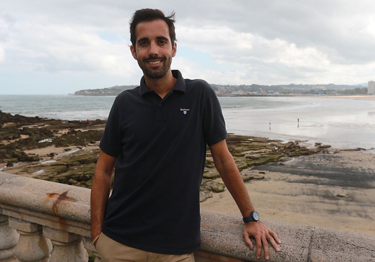 El nuevo concejal y coordinador de IU en Gijón, Alejandro Farpón, frente a la playa de San Lorenzo.