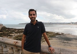 El nuevo concejal y coordinador de IU en Gijón, Alejandro Farpón, frente a la playa de San Lorenzo.