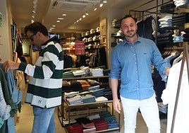 Jorge García en la tienda Mr. Blue, abierta con un horario especial.