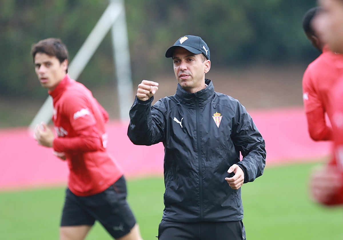 Borja Jiménez, en el entrenamiento de ayer, dando instrucciones a sus futbolistas, con Gaspar a su espalda.