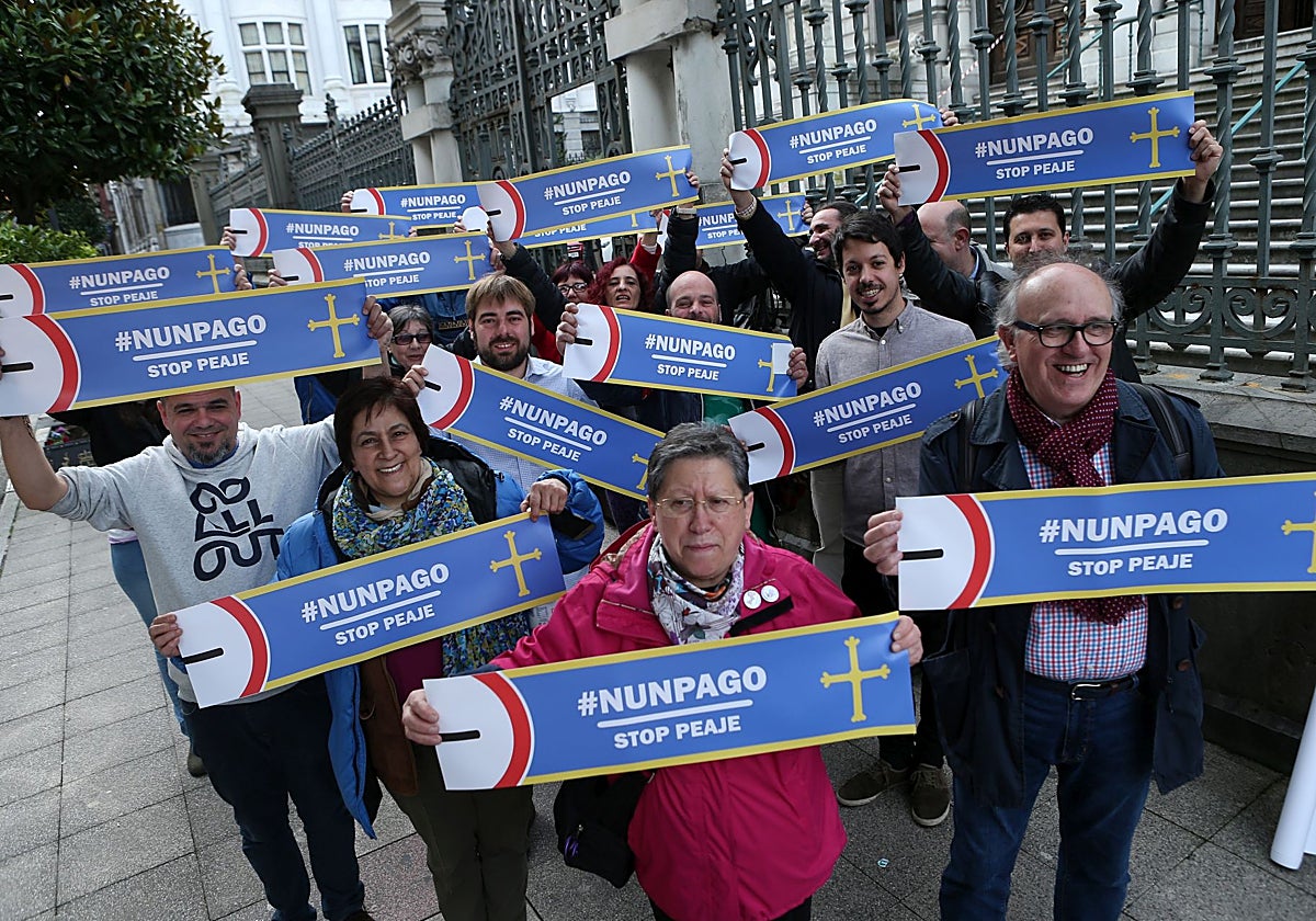 Concentración ante la Junta General en 2018 de Daniel Ripa y otros activistas de la campaña Stop Peaje.