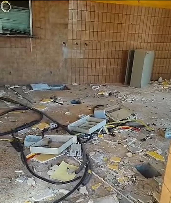 Imagen secundaria 2 - La vieja estación de Feve de La Felguera, sin seguridad, es pasto del vandalismo