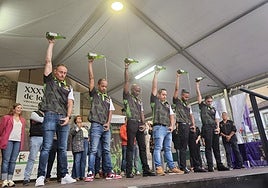 Salvador Ondó, tercero por la izquierda, junto a los otros cinco mejores escanciadores del concurso.