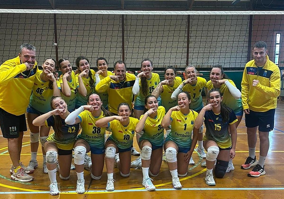 Jugadoras y técnicos del Fertiberia Los Campos celebran con el gesto de 'morder' su triunfo en Oleiros.