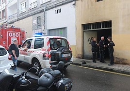 La Policía Nacional en la puerta del garaje.
