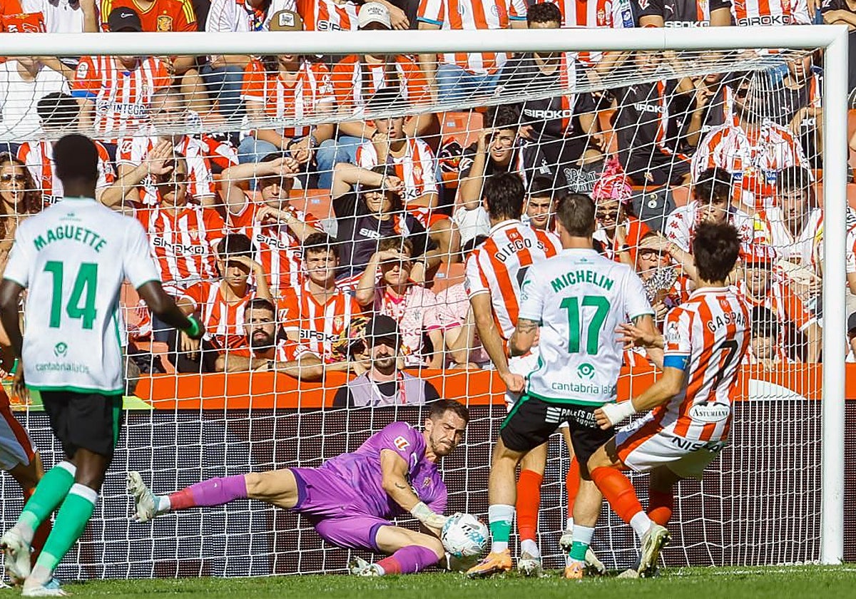 Yáñez, el domingo, deteniendo el peligroso remate de Michelin, lateral del Racing, en la primera mitad.