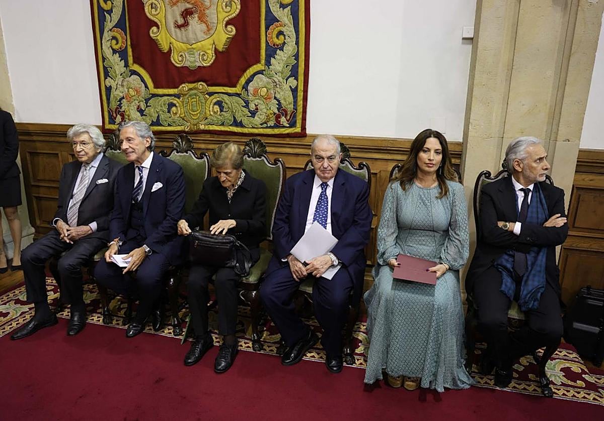 Los galardonados de la gala: Manuel Alejandro, Jesús Álvarez, Adela Cortina, Francisco Mijares, Laura Ramos y Jesús Martínez, en representación del Real Oviedo.