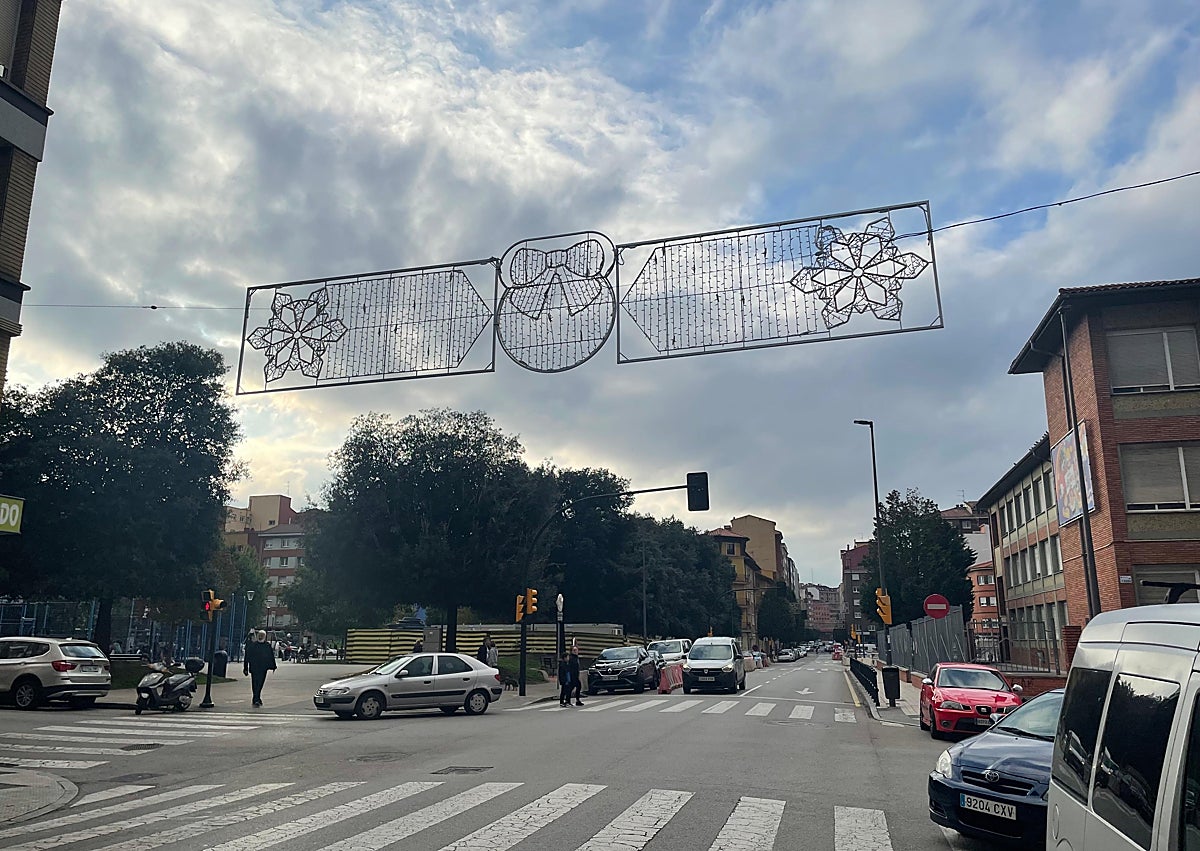 Imagen secundaria 1 - Cono navideño instalado ya en la plaza de La Habana, Eleuterio Quintanilla y Pérez de Ayala. 